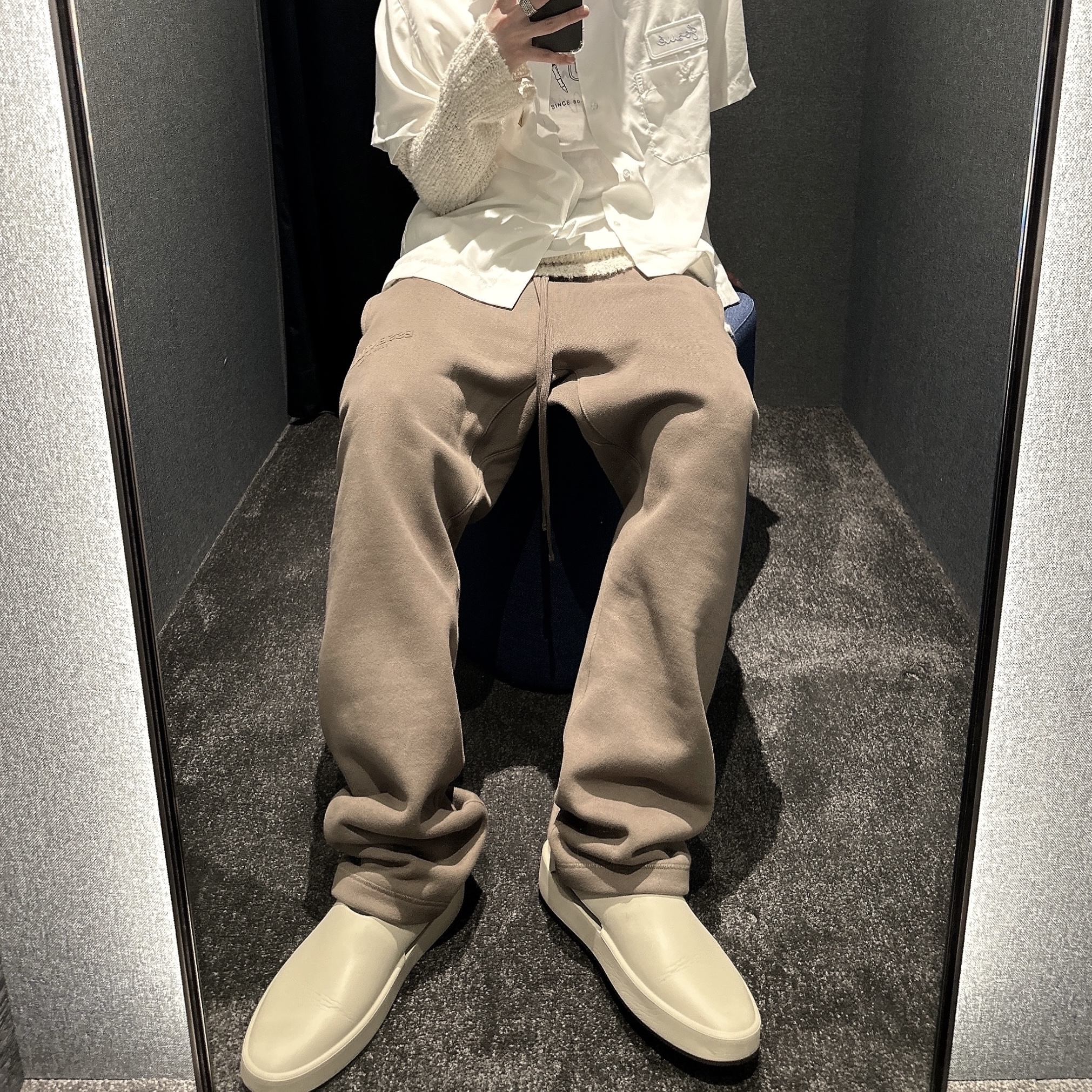 Fear of God The California Cream, Essentials Relaxed Sweatpants Wood - 22FW 착용 스타일 - 1