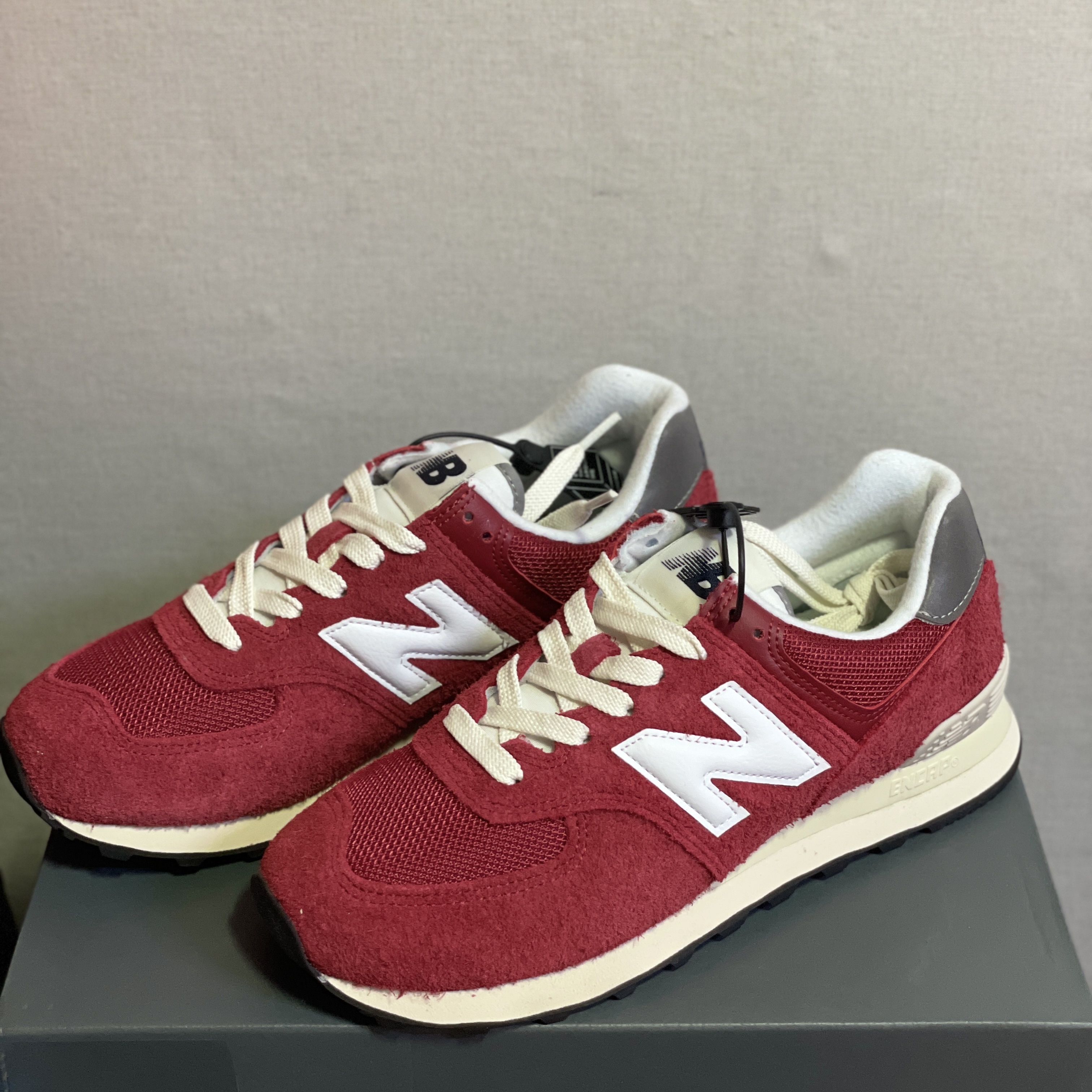 New Balance 574 Heritage Red 착용 스타일 - 1