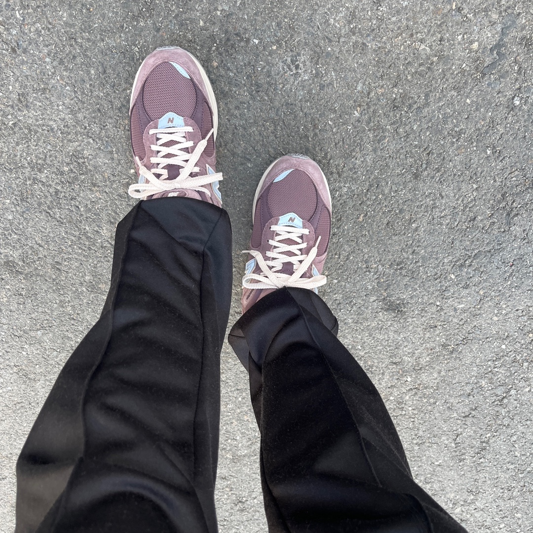 New Balance 2002R Black Fig 착용 스타일 - 2