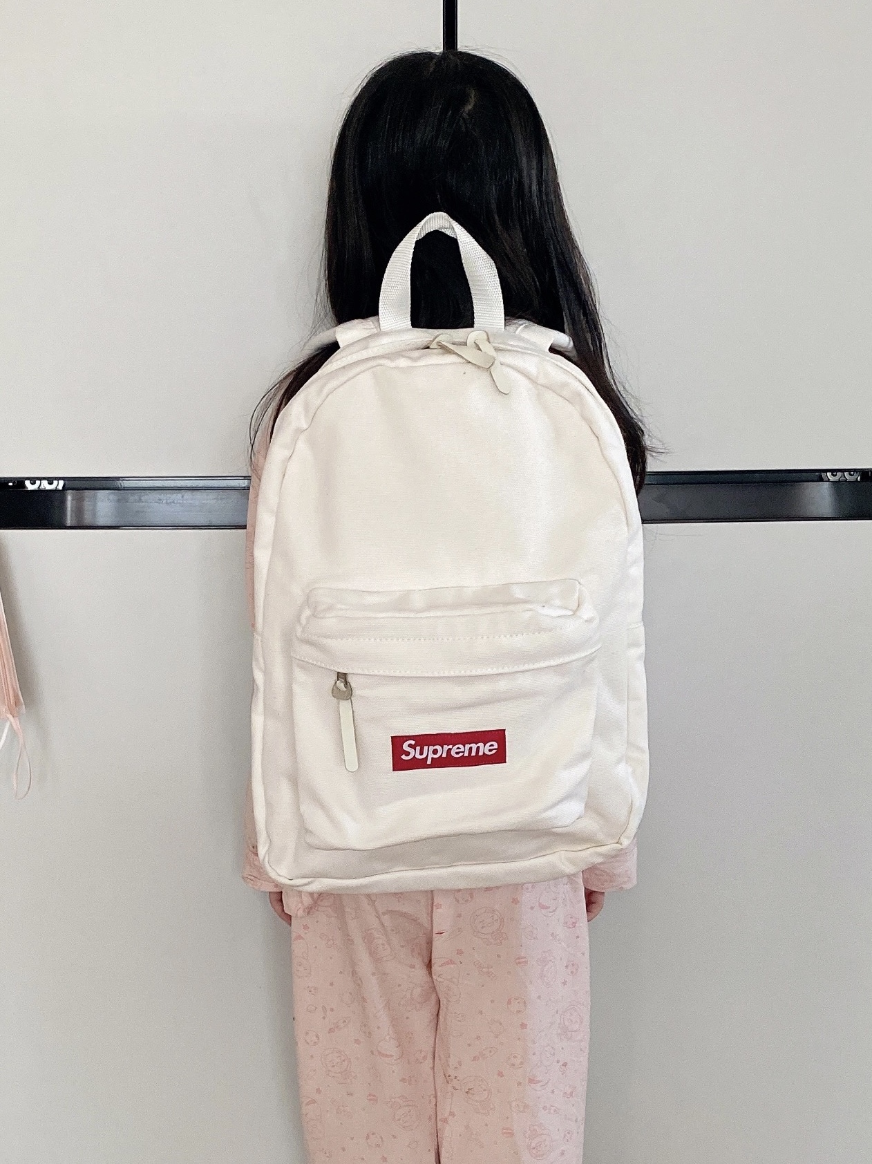 Supreme Canvas Backpack White 착용 스타일 - 1