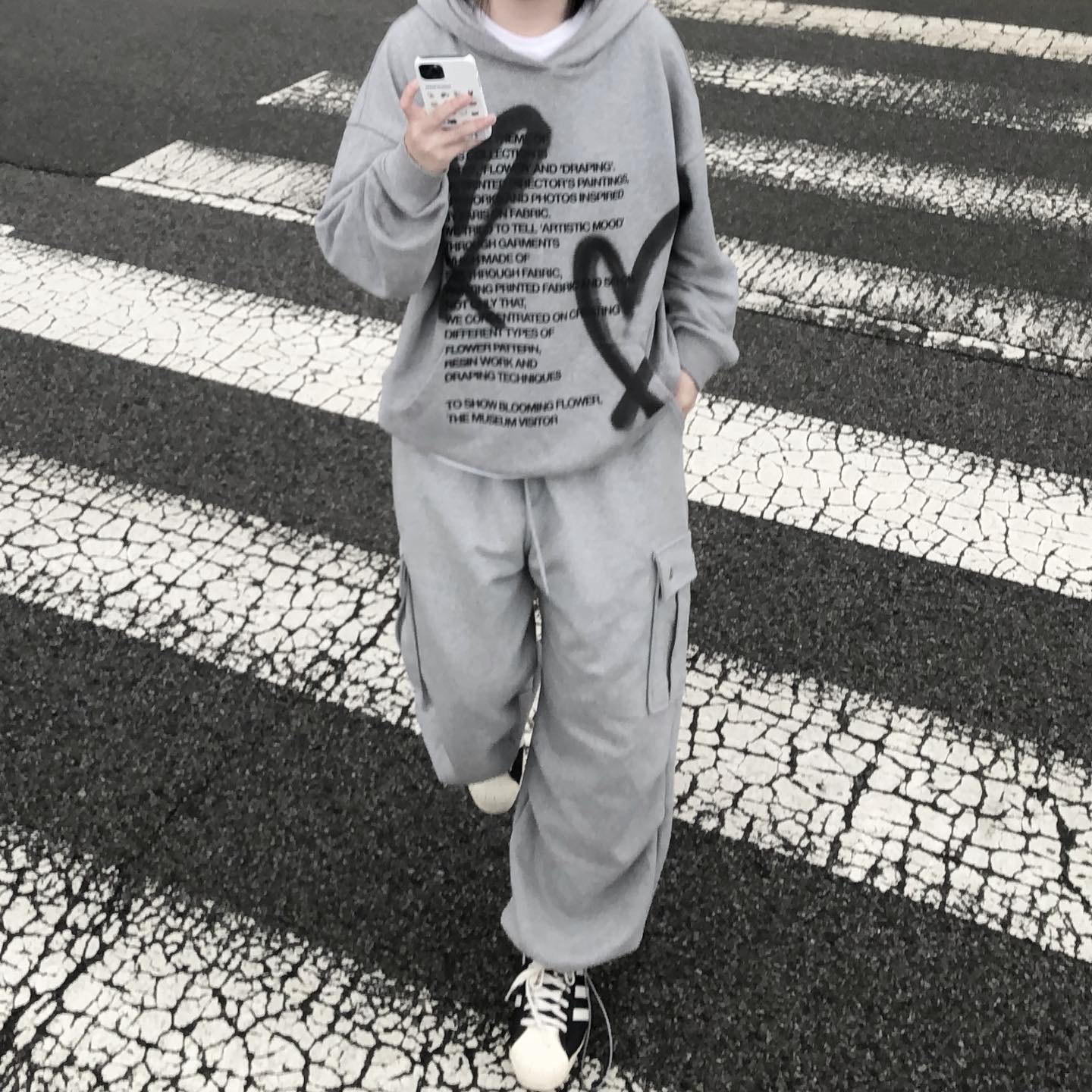 The Museum Visitor Heart Sprayed Hoody Grey - 22PF 착용 스타일