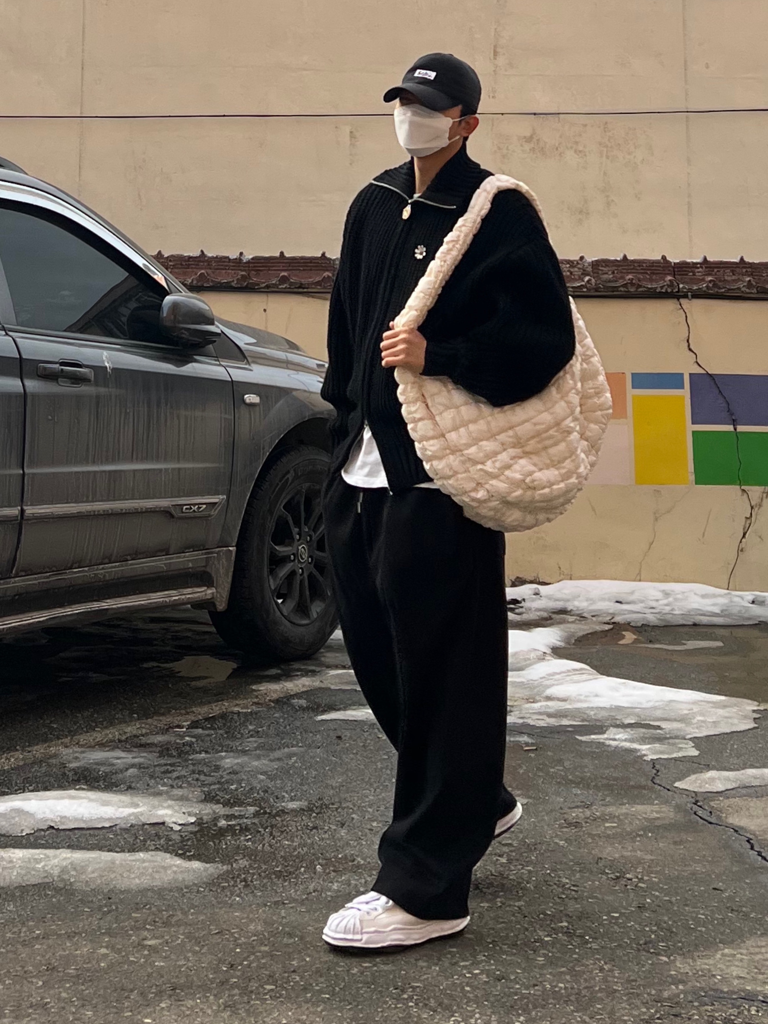 COS Quilted Oversized Shoulder Bag Off White Light Beige, Maison Mihara Yasuhiro Blakey OG Sole Leather Low-top Sneakers White 착용 스타일