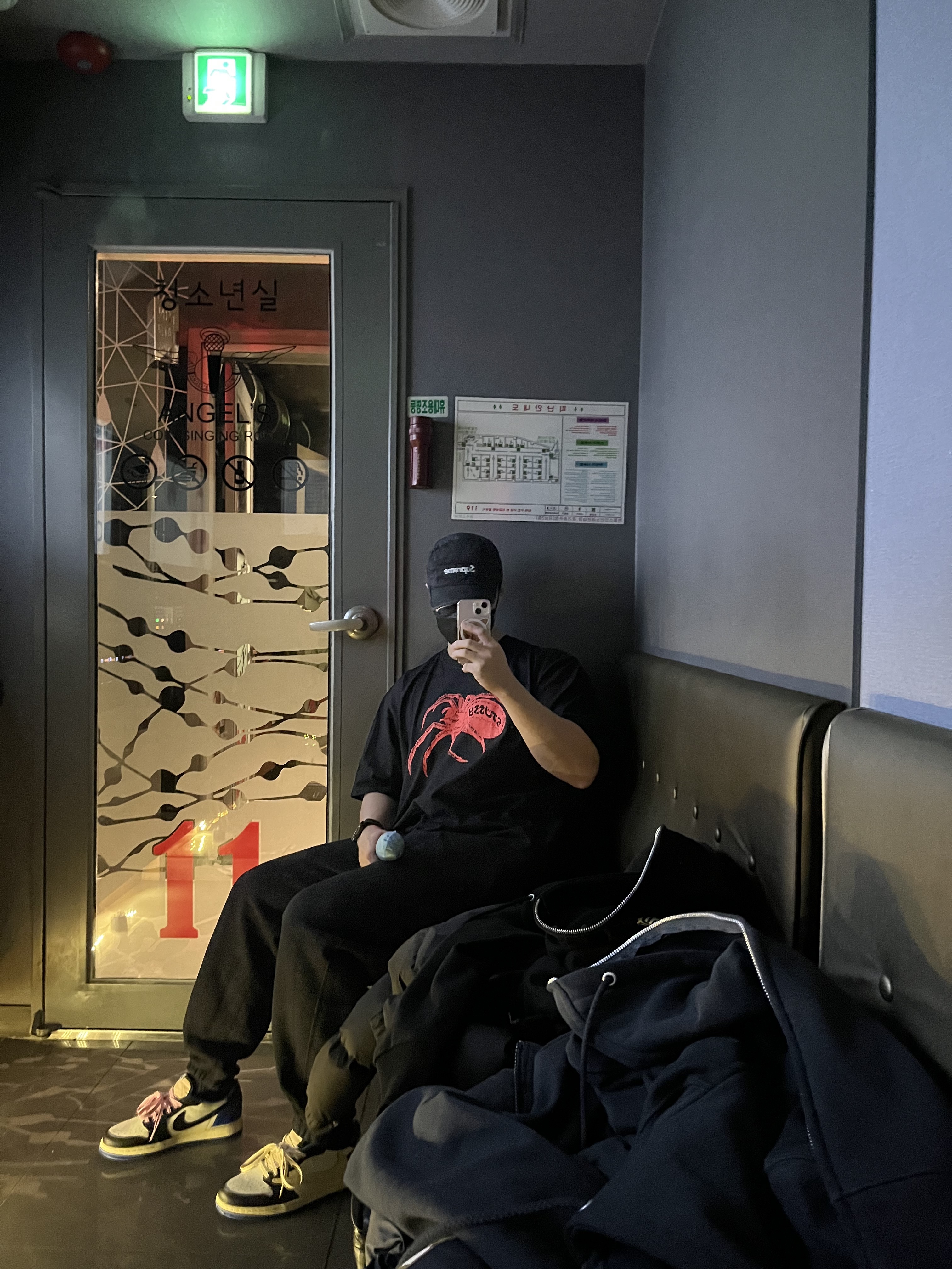 Stussy Widow T-Shirt Black, Jordan 1 x Travis Scott x Fragment Retro Low OG SP Military Blue 착용 스타일
