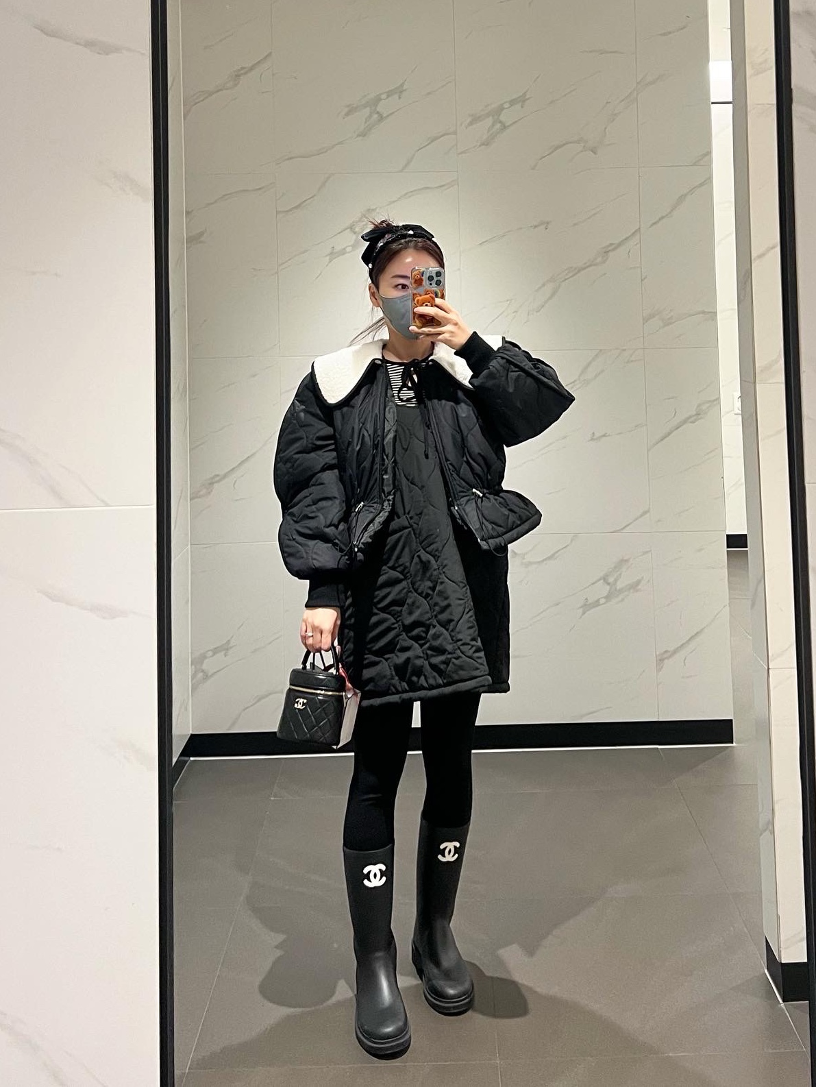 (W) Chanel Boots Caoutchouc & Black, Dior Saddle Bag Grained Calfskin Black 착용 스타일 - 2