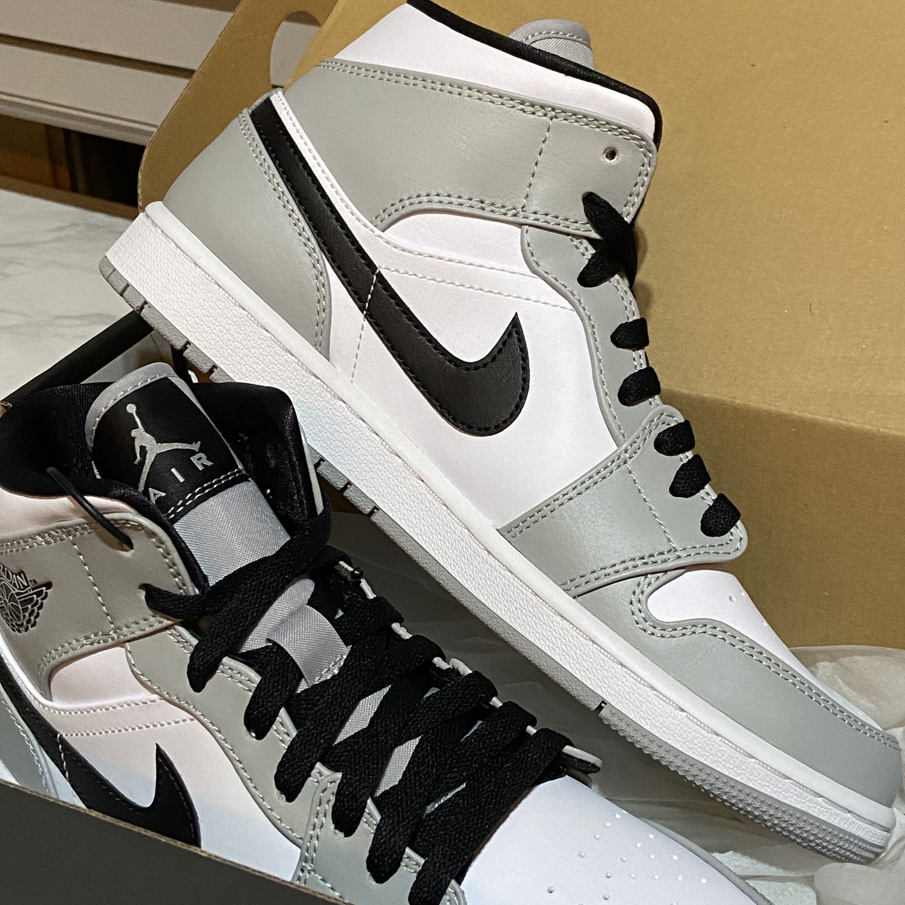 Jordan 1 Mid Light Smoke Grey 착용 스타일 - 2