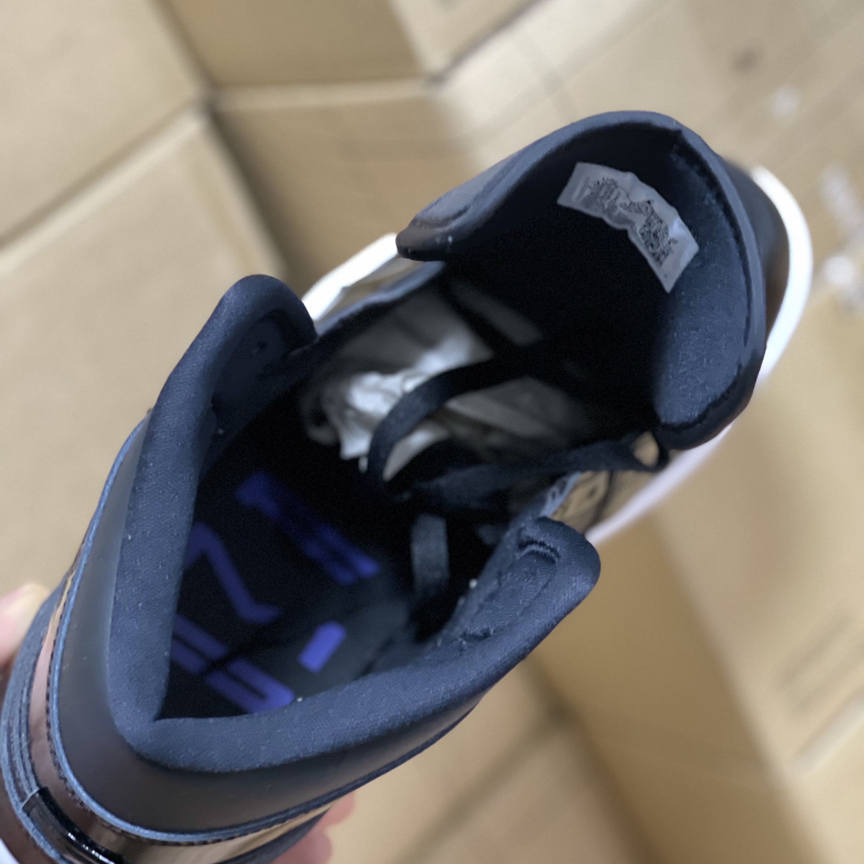 Jordan 1 Mid SE Black Dark Concord 착용 스타일 - 5
