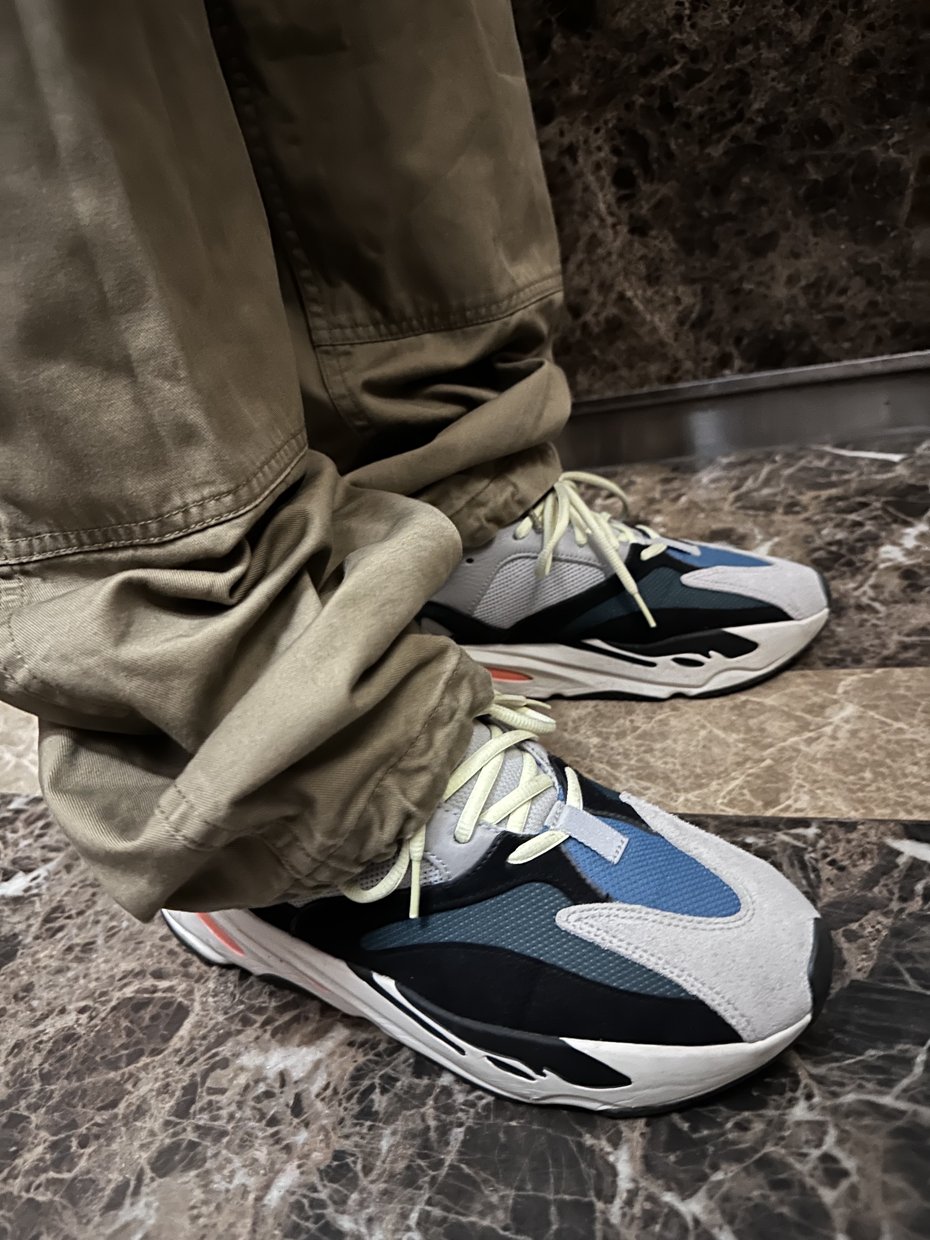 Adidas Yeezy Boost 700 Wave Runner Solid Grey 2021/2022 착용 스타일 - 3
