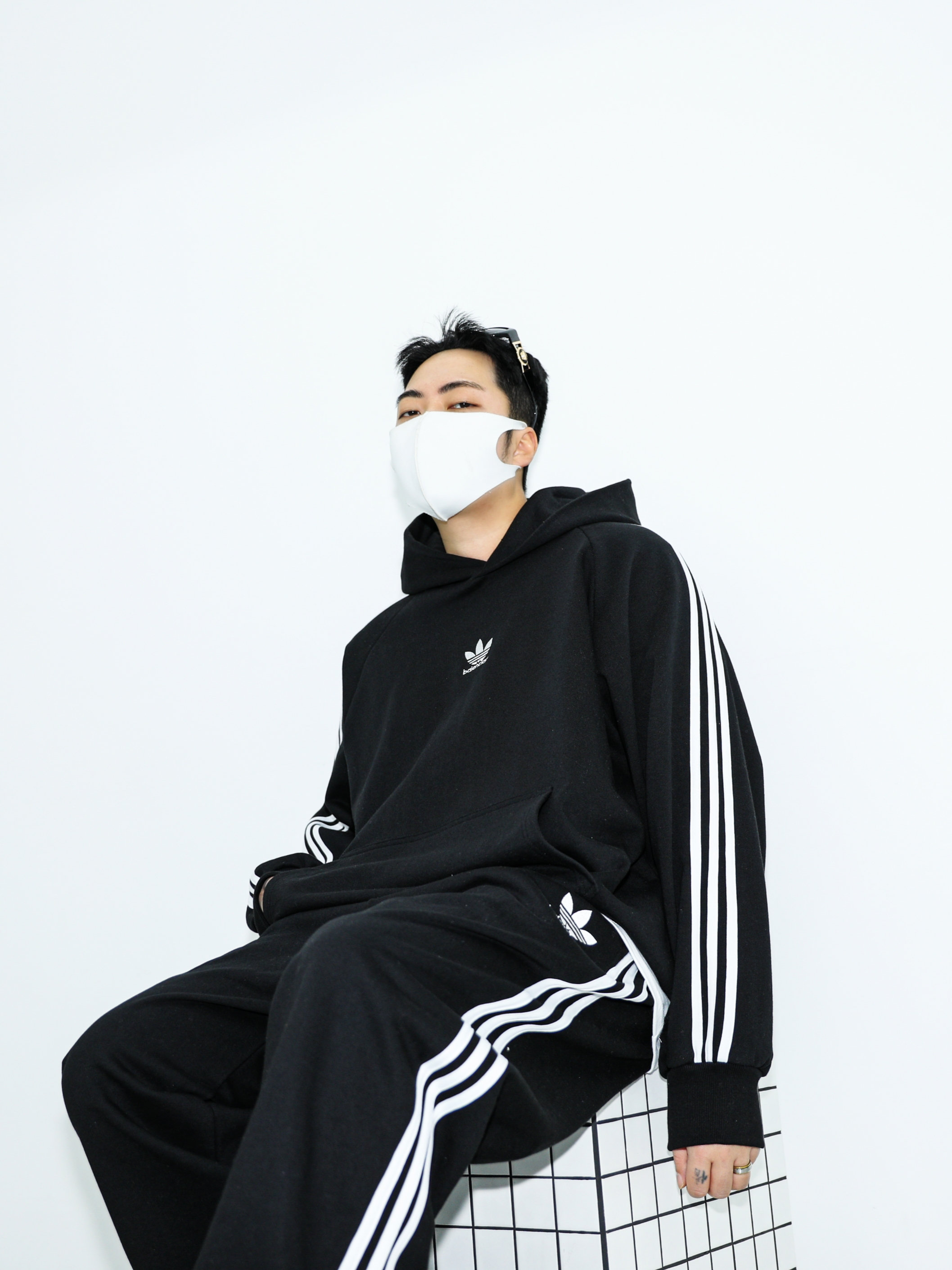 Balenciaga x Adidas Tailored Trousers Black, Balenciaga x Adidas Hoodie Large Fit Black 착용 스타일 - 4