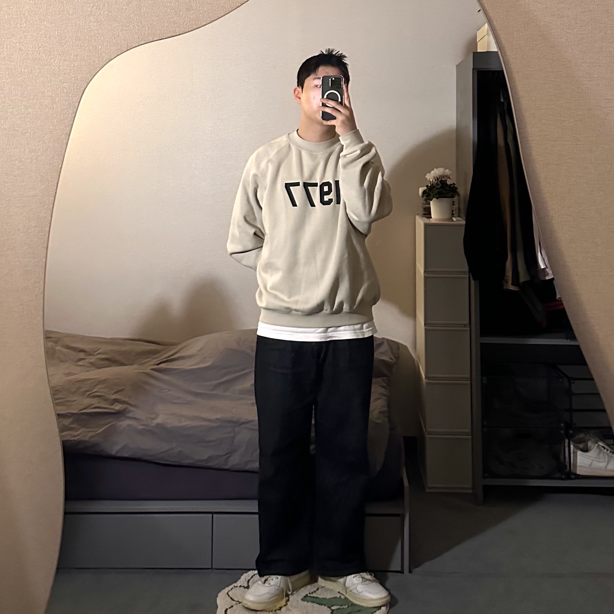 Essentials 1977 Crewneck Sweatshirt Wheat - 22SS, Autry Medalist Low Leather Sneakers White Orange 착용 스타일 - 1
