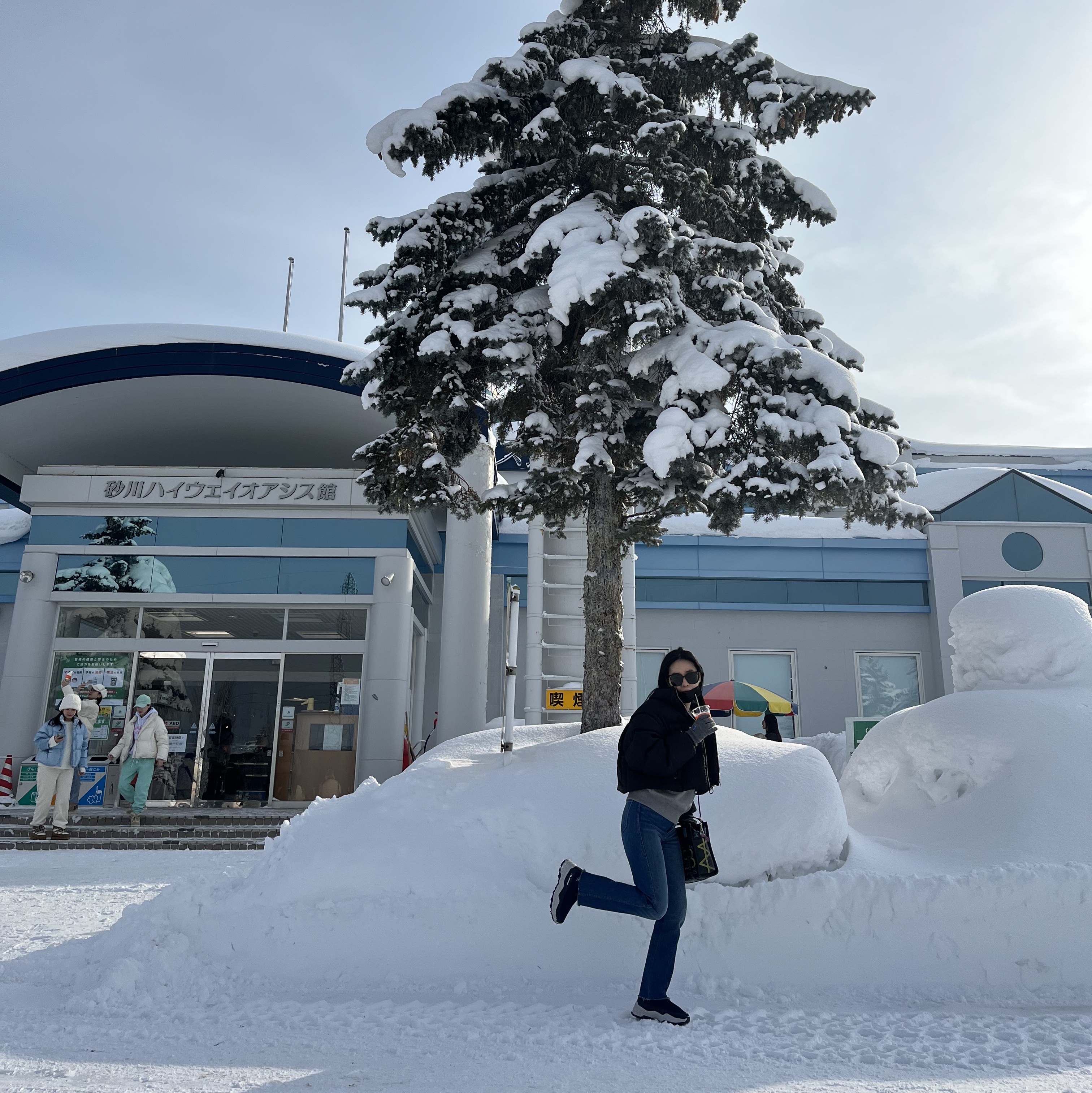 AMI de Coeur Tone-On-Tone Sweatshirt Heather Grey, (W) Prada Re-Nylon Cropped Hooded Down Jacket Black 착용 스타일