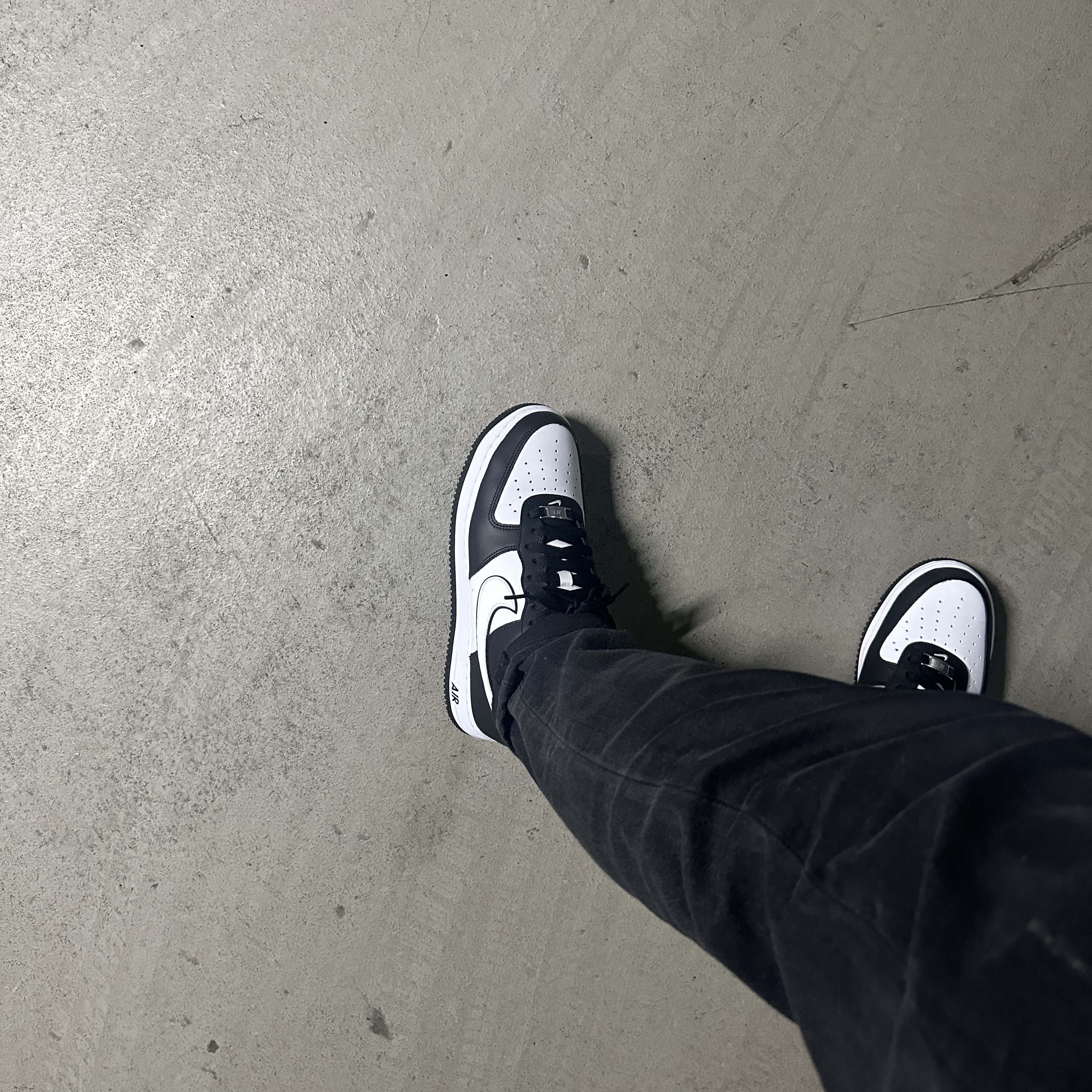 Nike Air Force 1 '07 Black White 착용 스타일 - 1