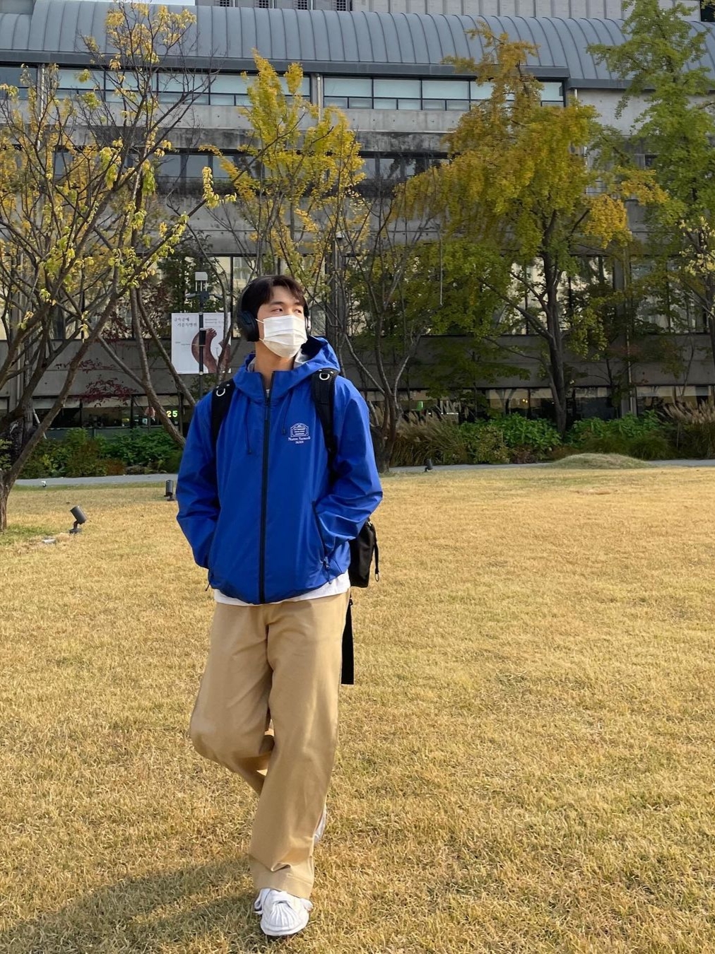 [KREAM 단독] STU Embroidered Windbreaker Blue 착용 스타일