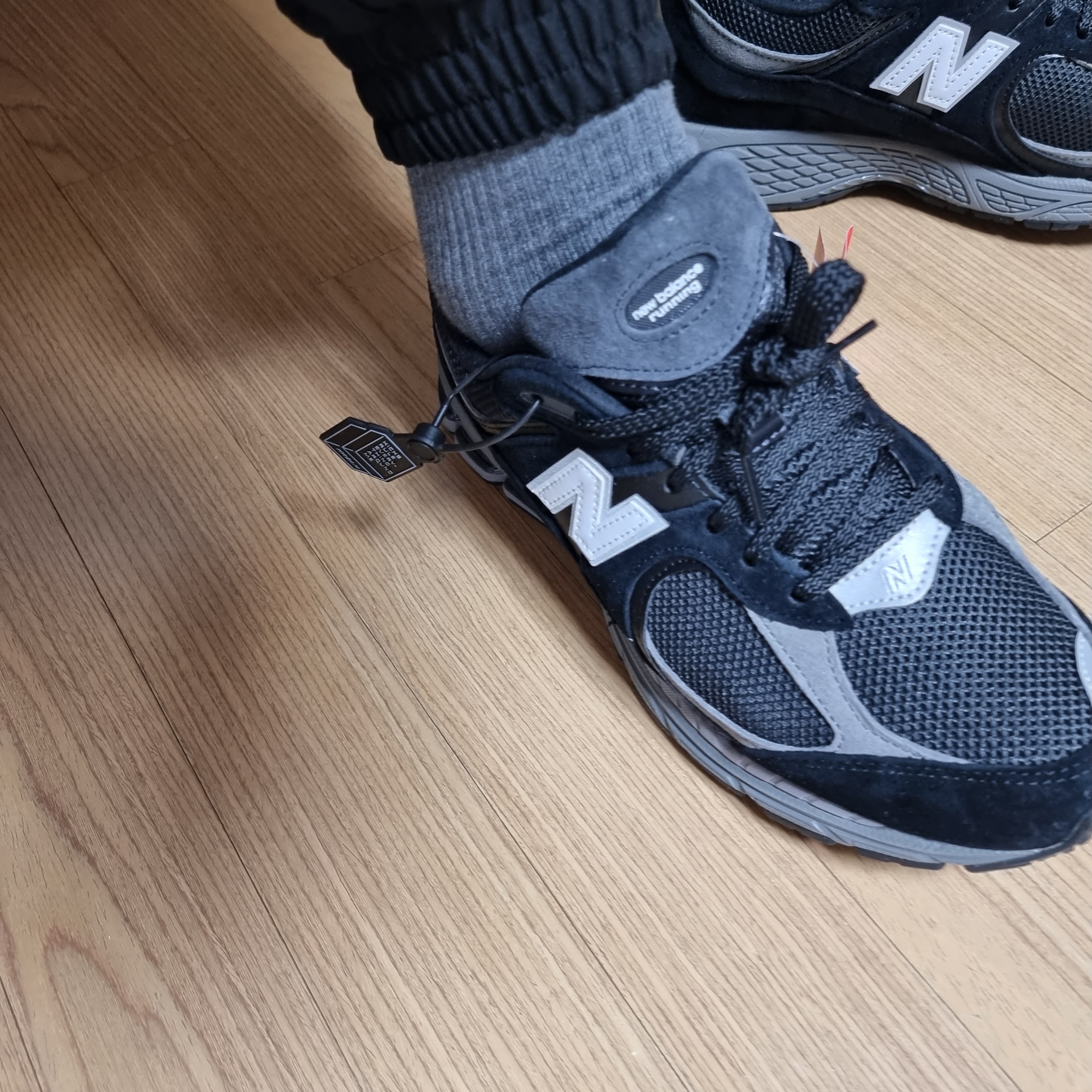 New Balance 2002R Black Dark Grey - JD Sports Exclusive 착용 스타일 - 2