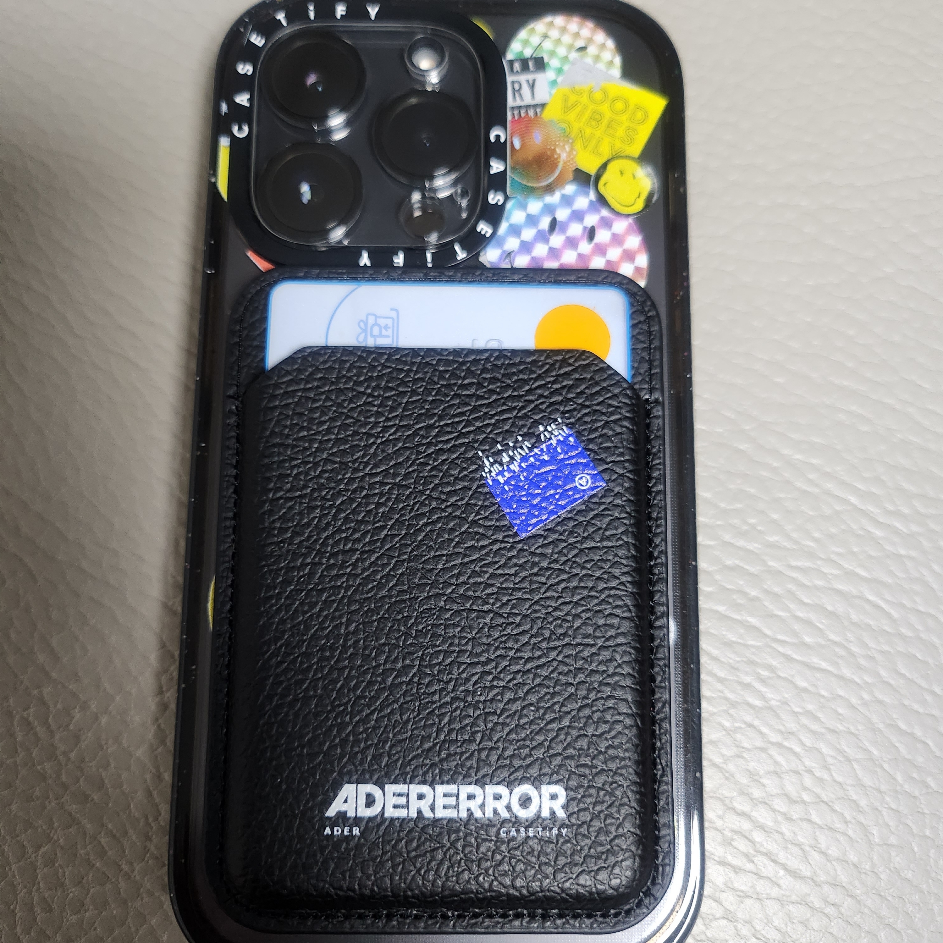 Casetify x Ader Error Magsafe Wallet Noir 착용 스타일