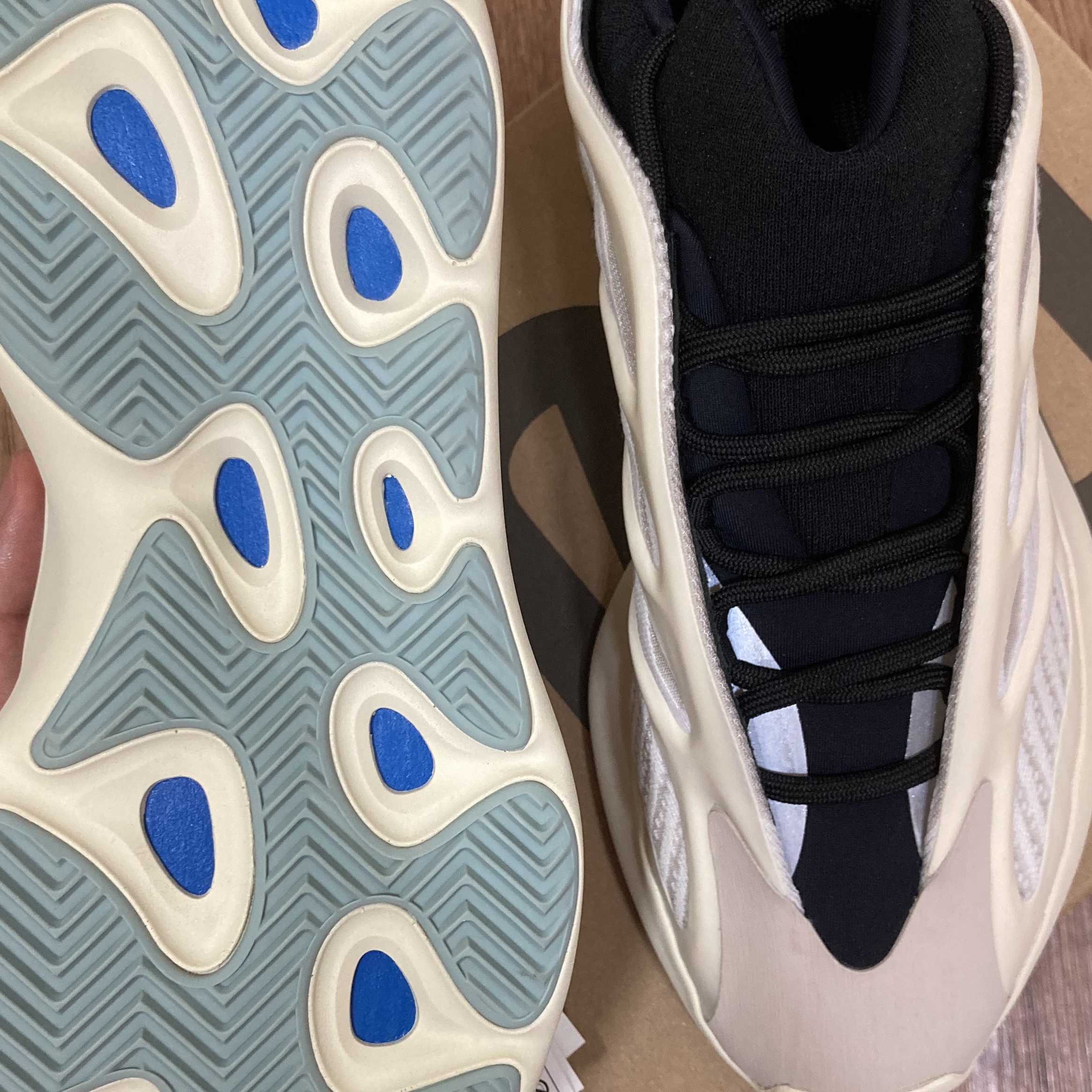 Adidas Yeezy 700 V3 Azael 2022/2023 착용 스타일