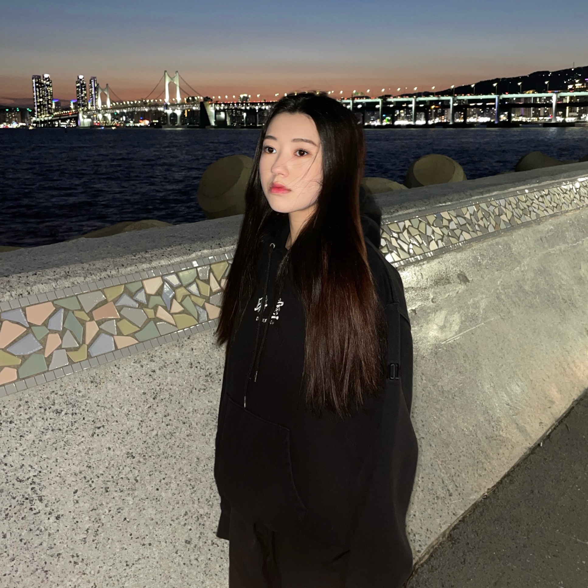 Darkr8m Studio Basic Logo Hoodie Black 착용 스타일 - 2