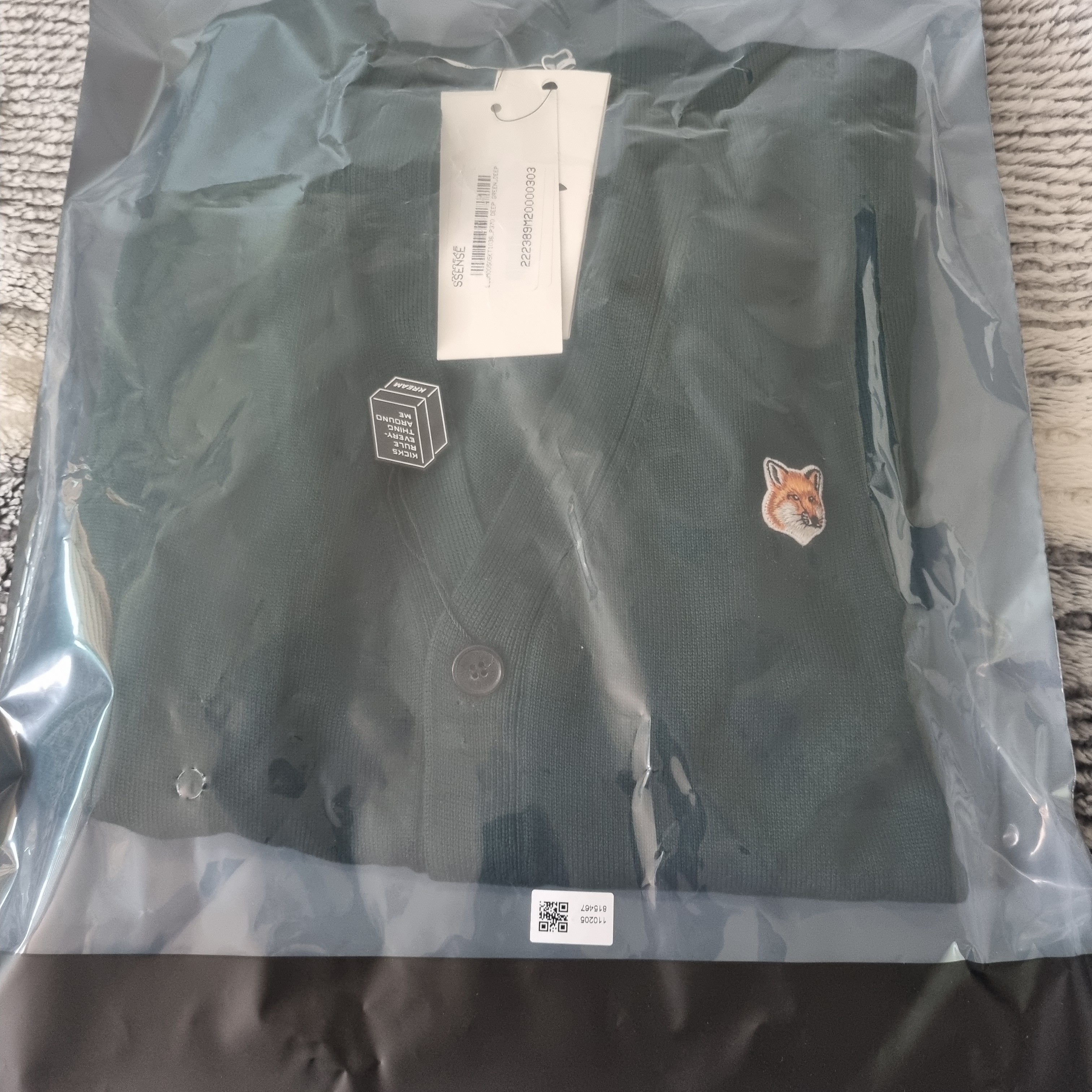 Maison Kitsune Fox Head Patch Classic Cardigan Deep Green 착용 스타일 - 2