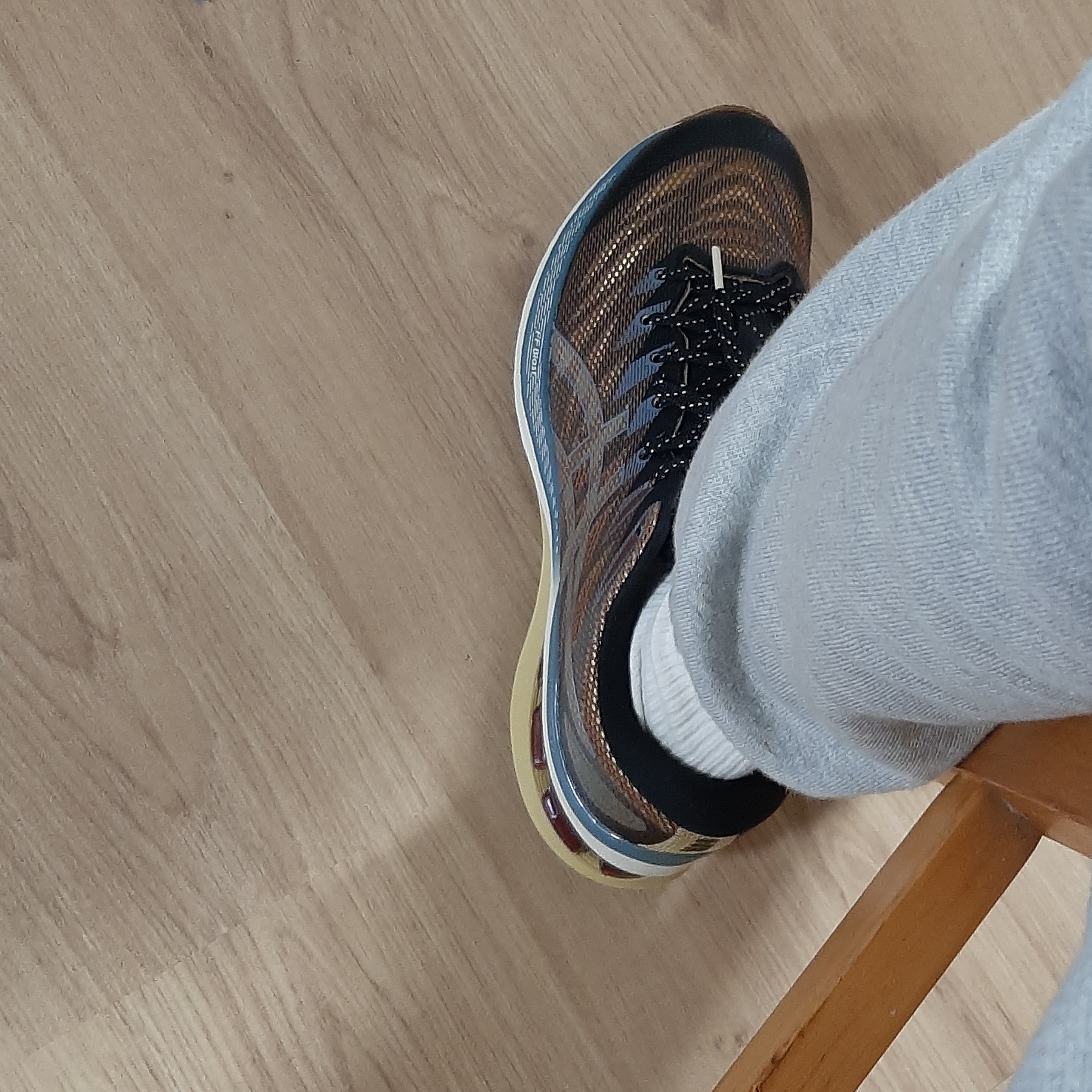 (W) Asics FN3-S Gel-Kayano 28 Anthracite Antique Gold 착용 스타일