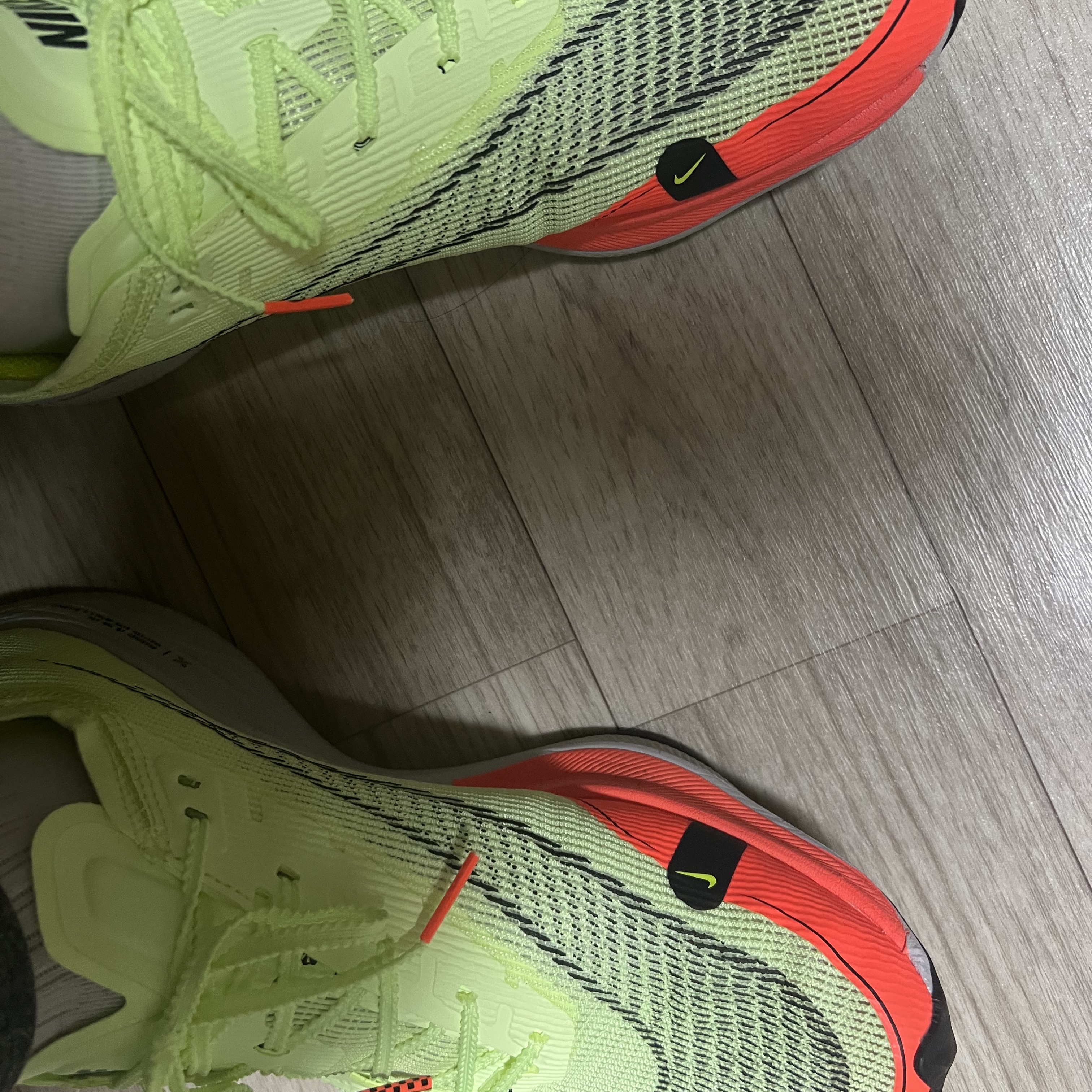 Nike ZoomX Vaporfly Next% 2 Barely Volt Hyper Orange 착용 스타일