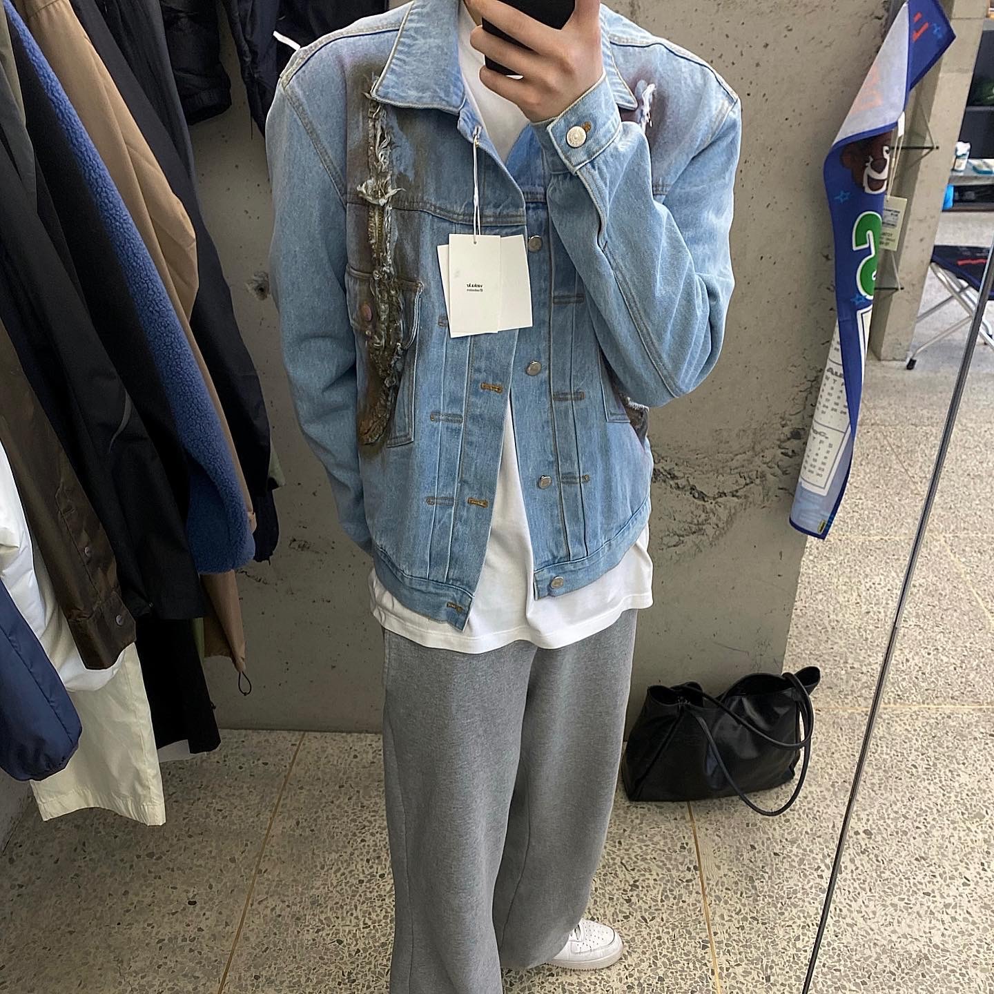 The Museum Visitor Sprayed Curved Zipper Denim Jacket Sky Blue - 22FW 착용 스타일