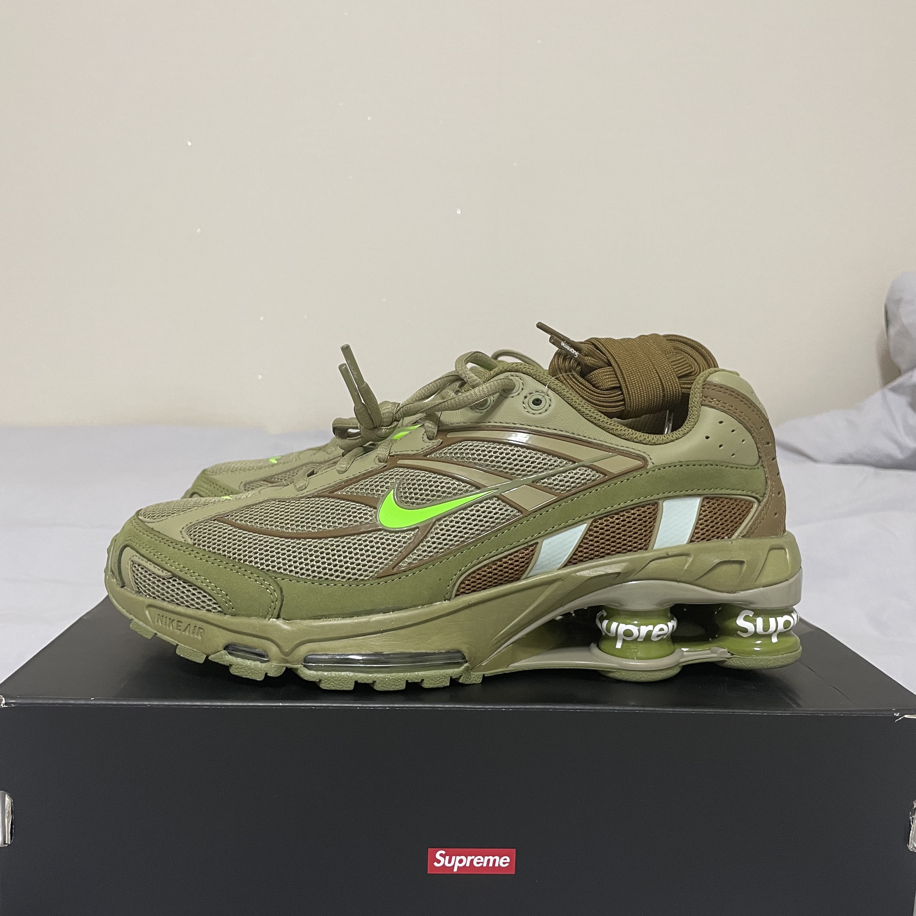 Nike x Supreme Shox Ride 2 SP Neutral Olive 착용 스타일 - 1
