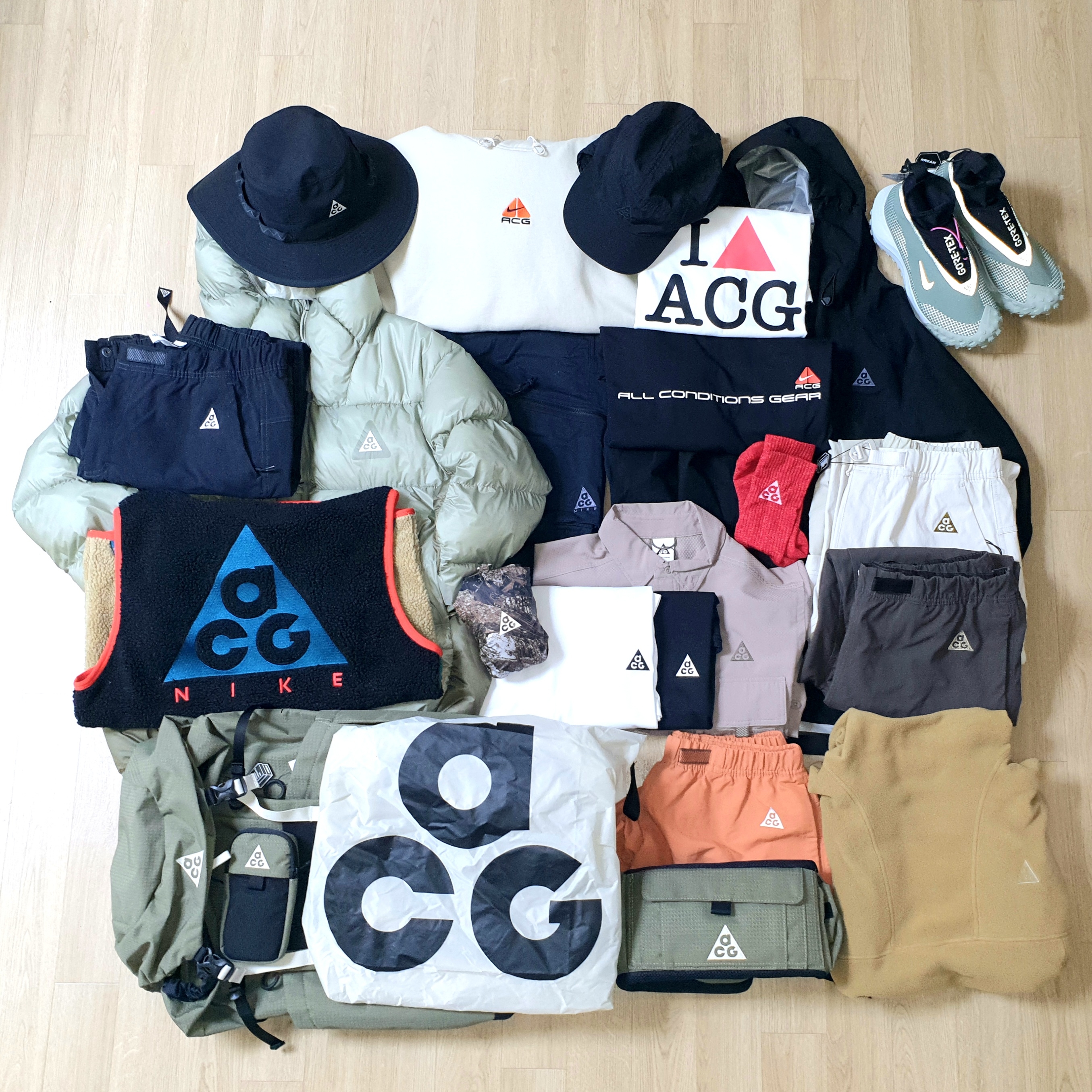 Nike ACG Therma-Fit ADV Lunar Lake Puffer Jacket Light Army - Asia, Nike ACG Smith Summit Cargo Pants Black Summit White - Asia 착용 스타일