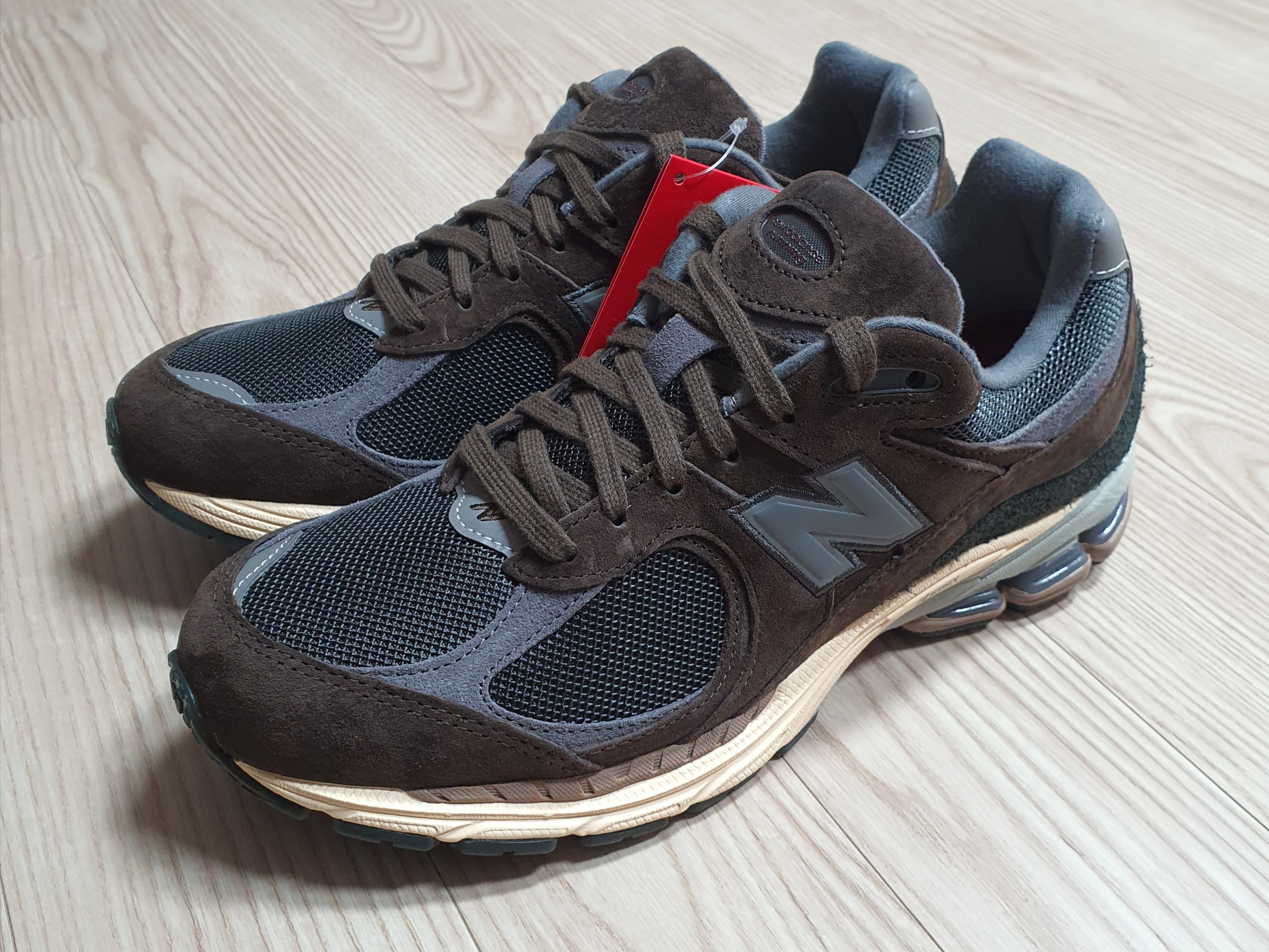 New Balance 2002R Rich Earth Blacktop 착용 스타일 - 2