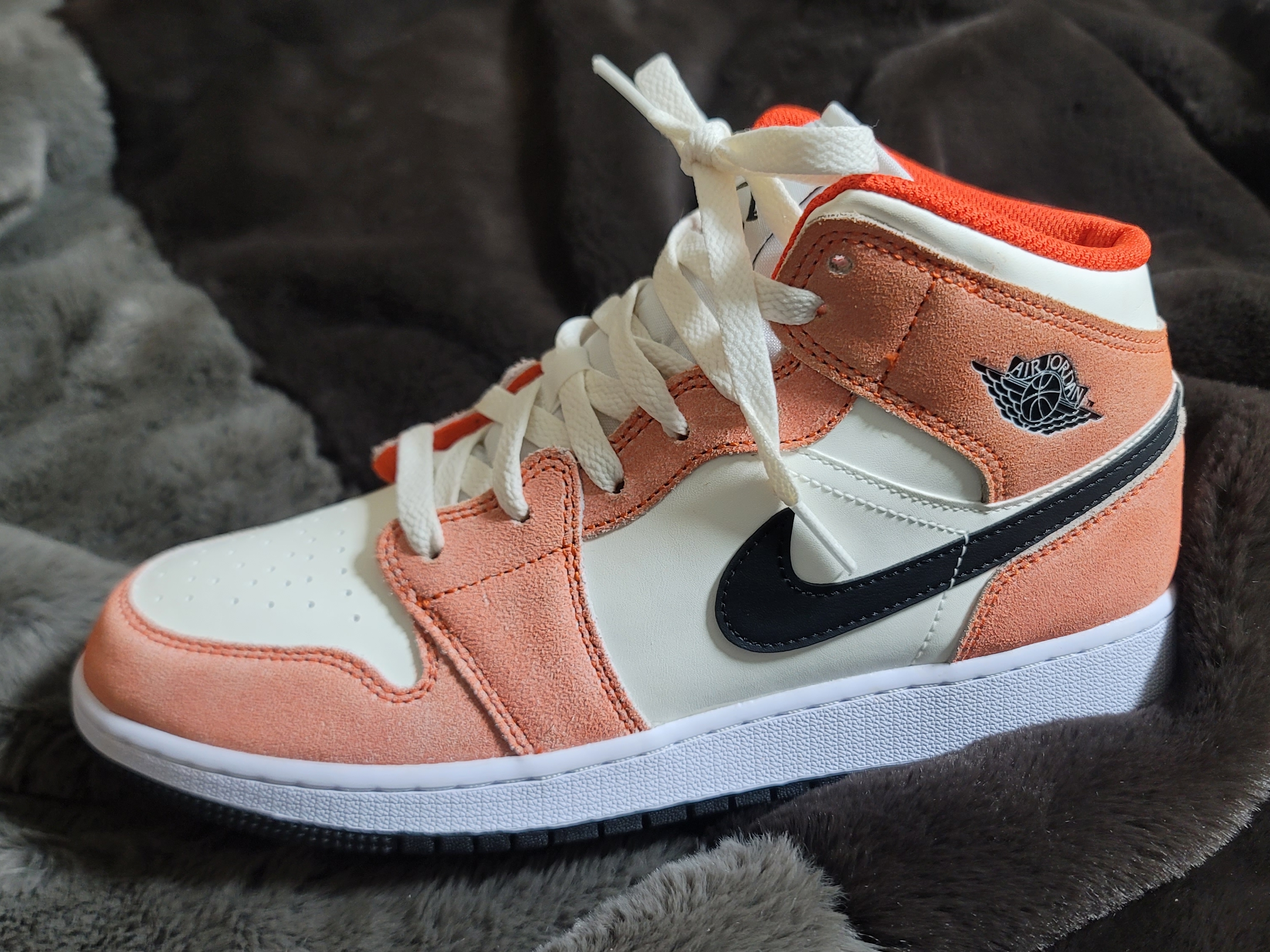 (GS) Jordan 1 Mid SE Team Orange Black, (Kids) Nike Everyday Plus Socks Pink White (6 Pack/Korean Ver.) 착용 스타일 - 1