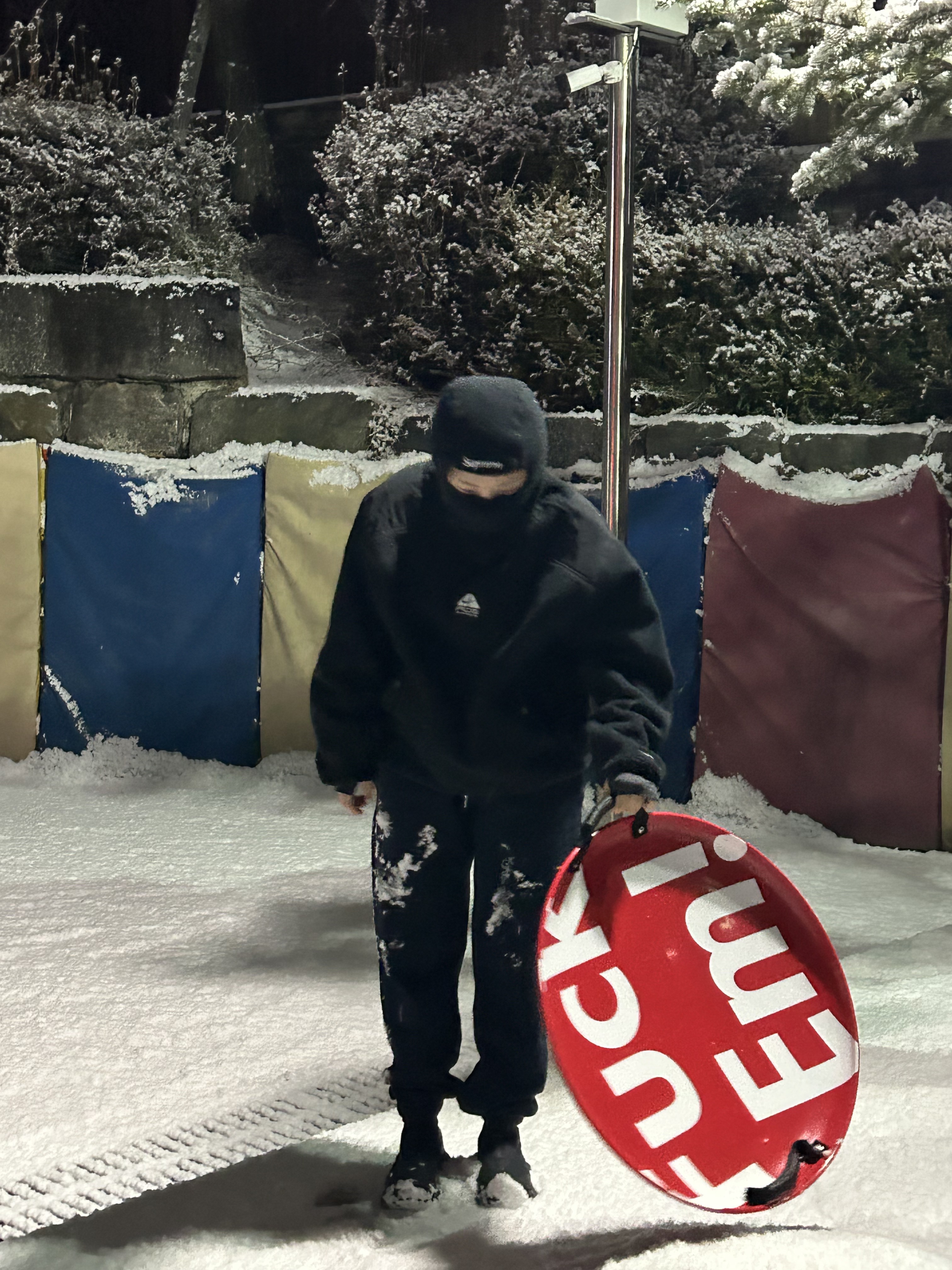 Supreme Paricon Sled Red - 22FW, Supreme x Nike ACG Fleece Pullover Black - 22FW 착용 스타일 - 1