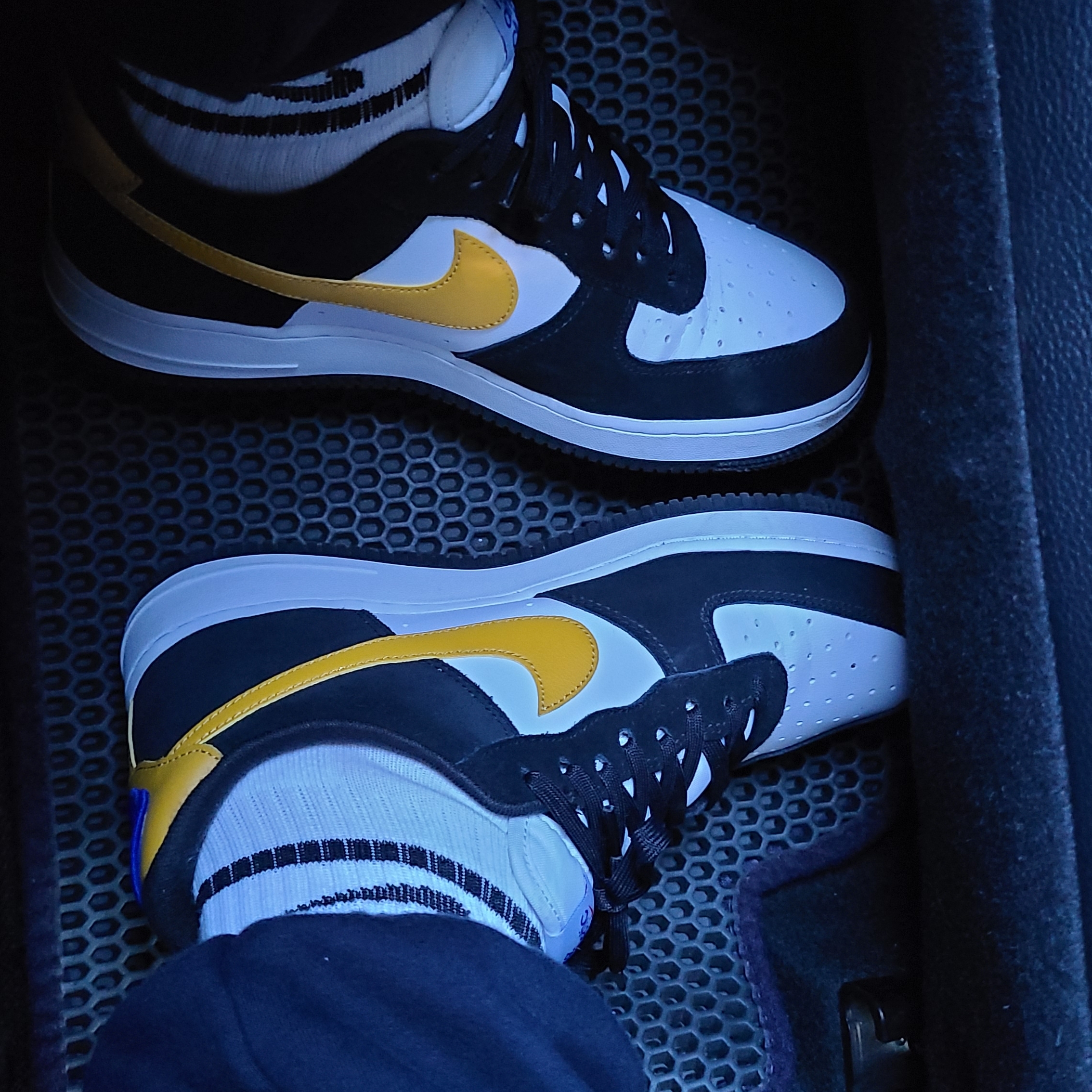 Nike Air Force 1 '07 LV8 Athletic Club Black Dark Sulfur 착용 스타일