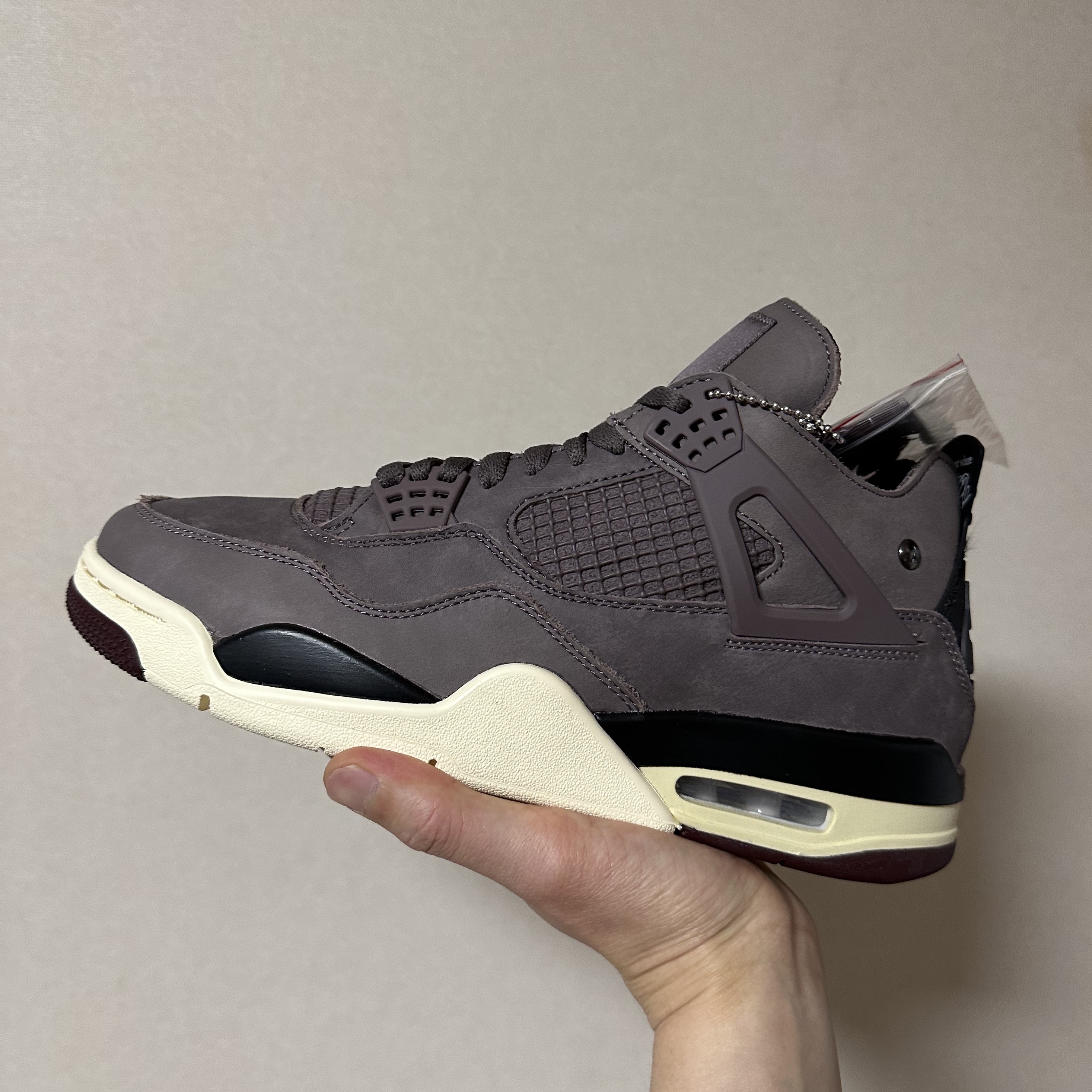 Jordan 4 x A Ma Maniere Retro Violet Ore, Jordan 1 x Travis Scott Retro Low OG SP Sail and Ridgerock 착용 스타일 - 1