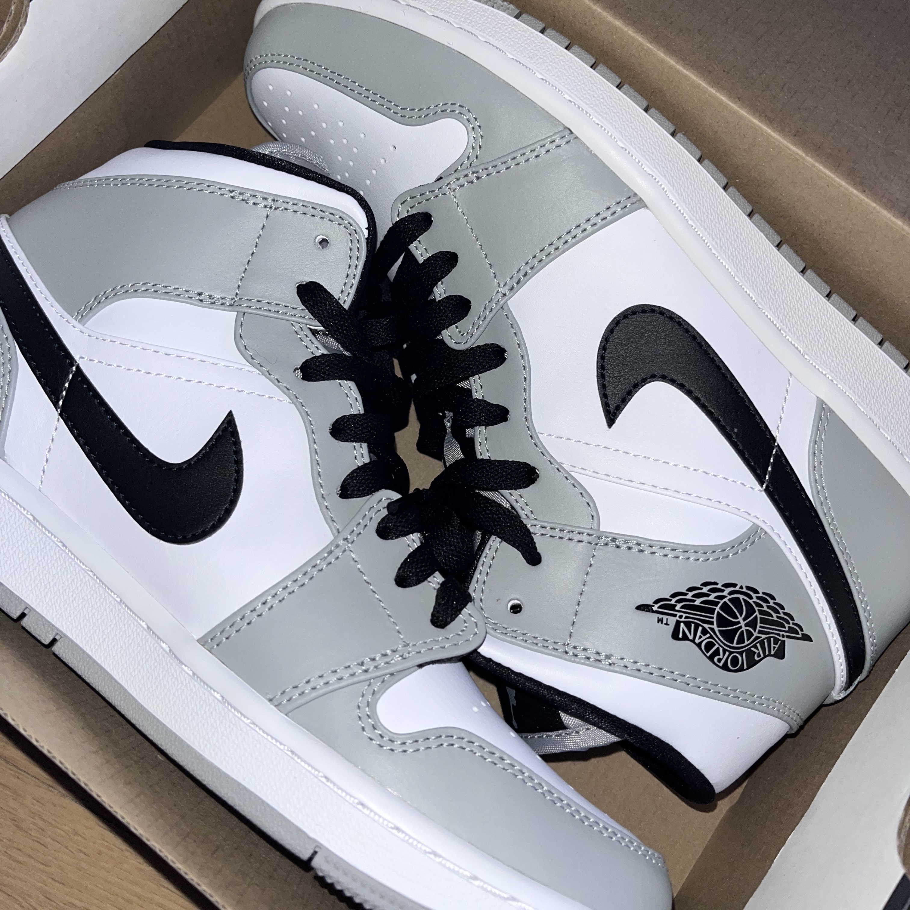 Jordan 1 Mid Light Smoke Grey 착용 스타일