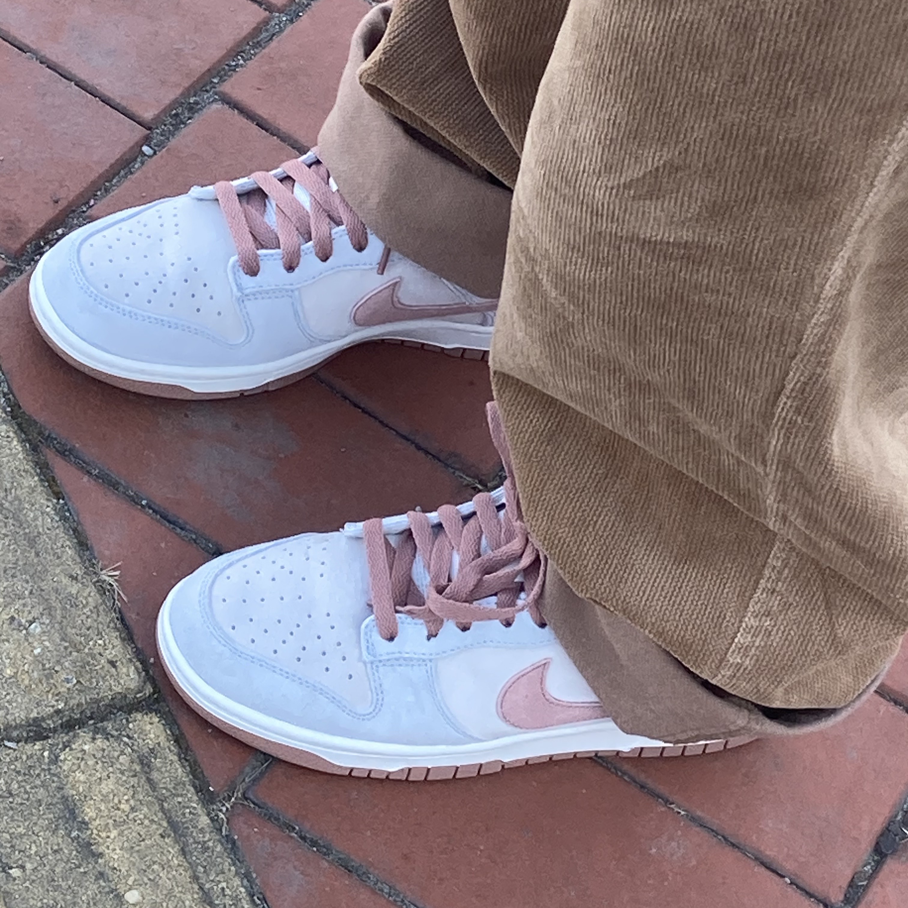 Nike Dunk Low Retro PRM Fossil Rose 착용 스타일 - 1