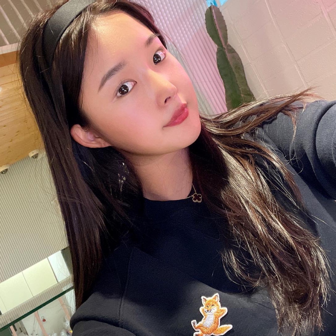Maison Kitsune Chillax Fox Patch Classic Sweatshirt Black, (W) Van Cleef & Arpels Vintage Alhambra Pendant Yellow Gold Onyx 착용 스타일