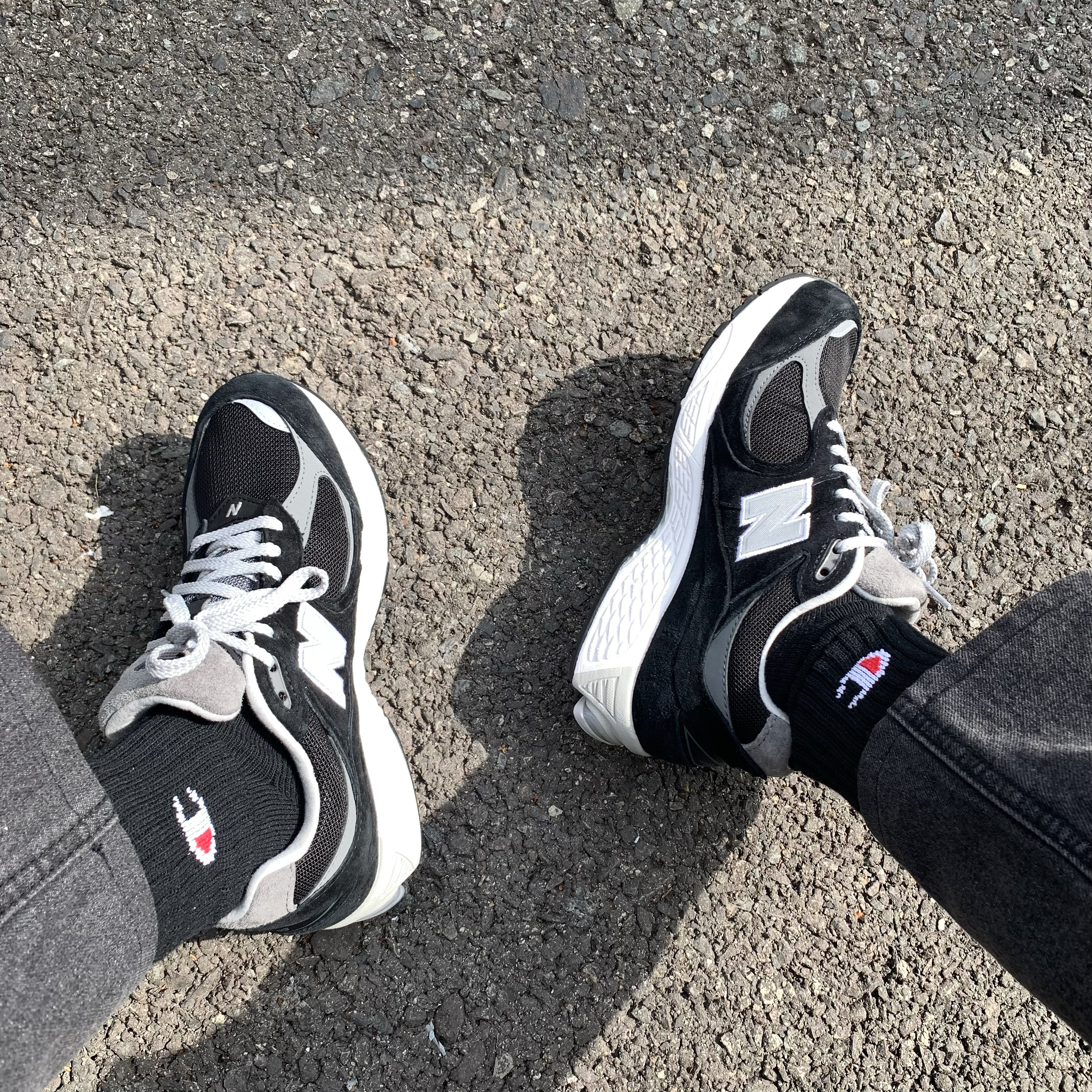 New Balance 2002R Gore-Tex Black Silver Metalic 착용 스타일