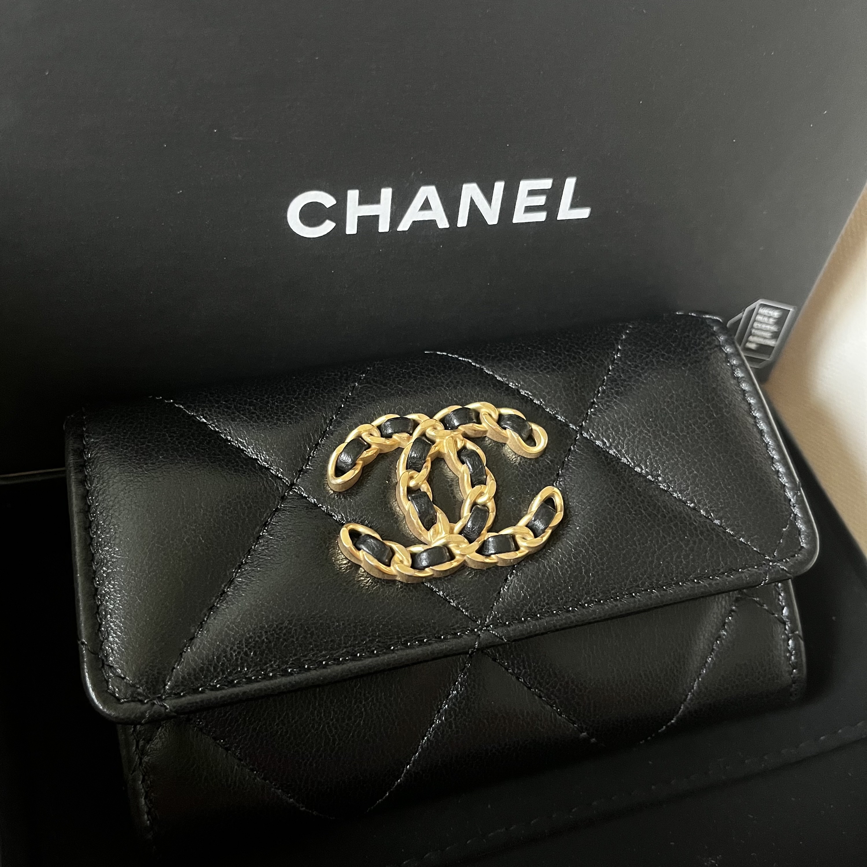 Chanel 19 Flap Card Holder Lambskin & Gold Black 착용 스타일