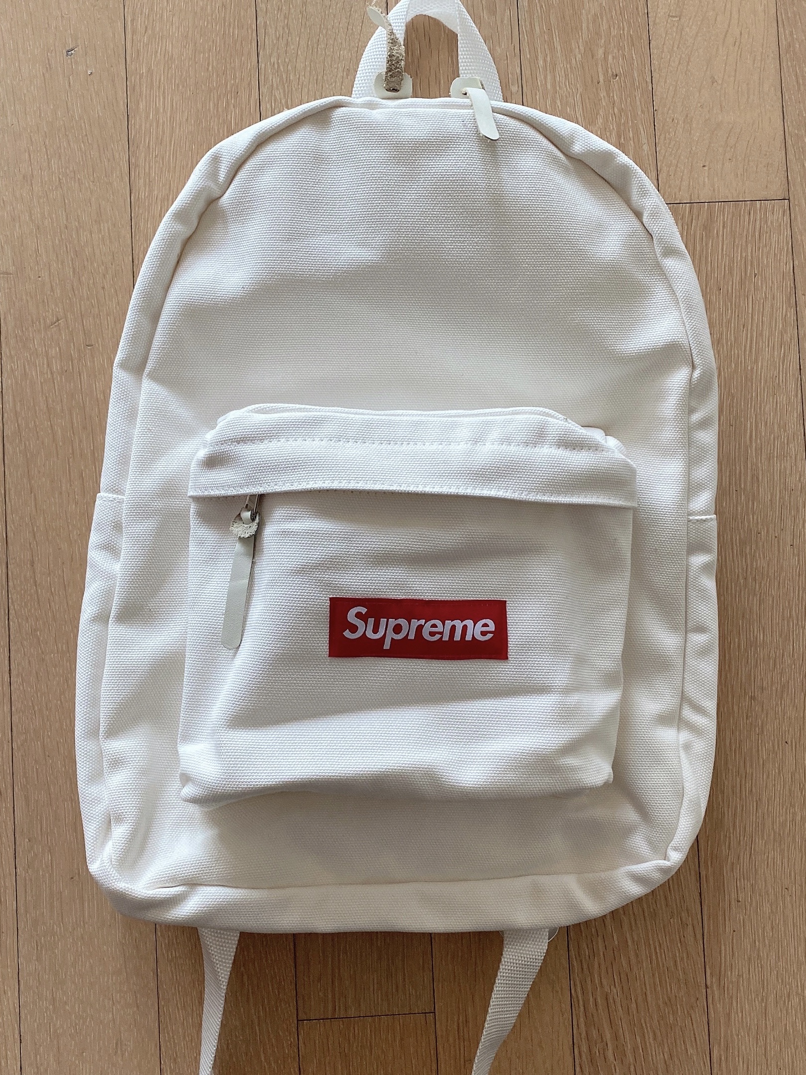 Supreme Canvas Backpack White 착용 스타일 - 2