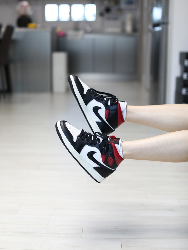 (W) Jordan 1 Mid Black Gym Red 착용 스타일 - 1