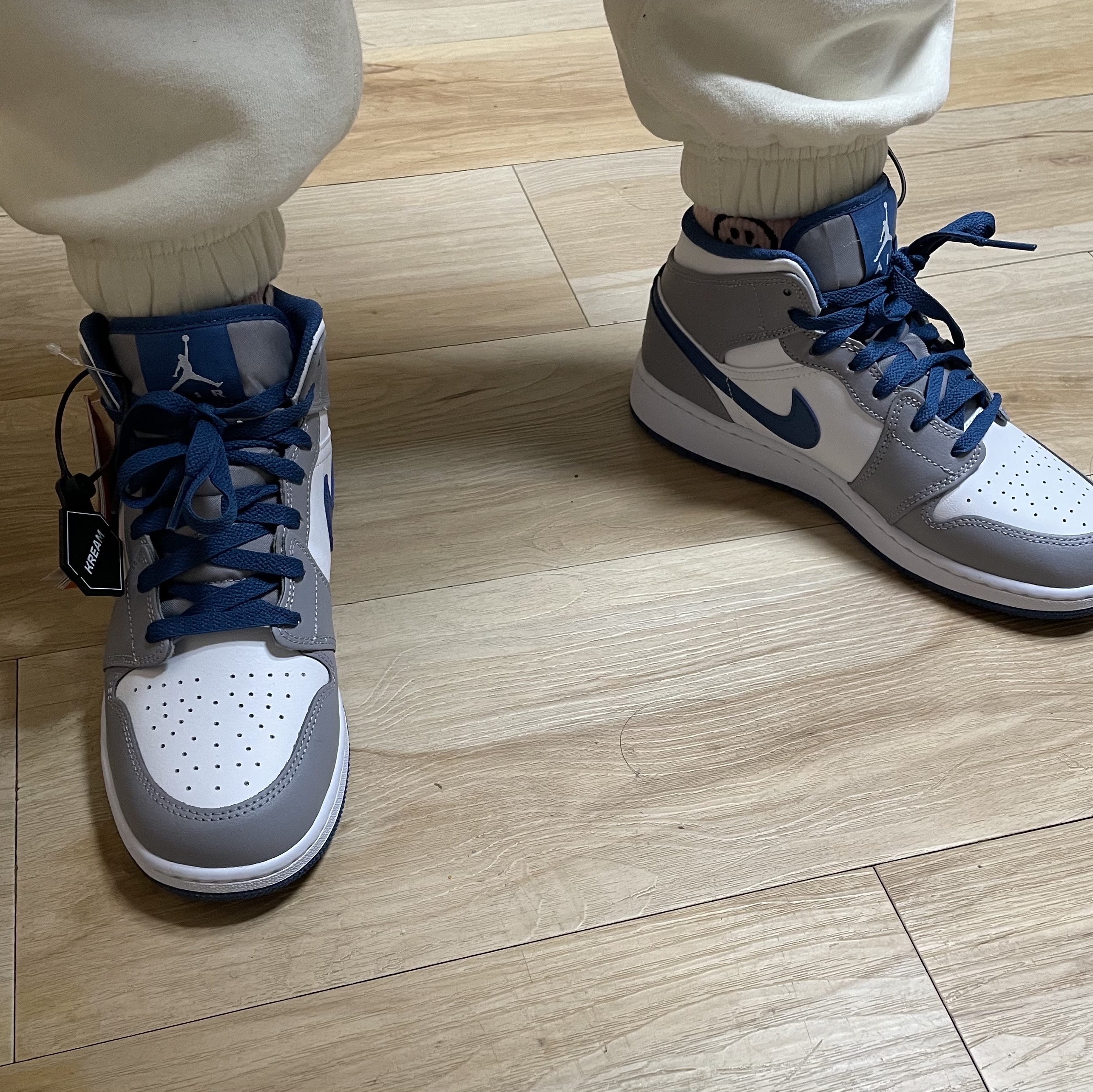 (GS) Jordan 1 Mid Cement Grey True Blue 착용 스타일 - 3