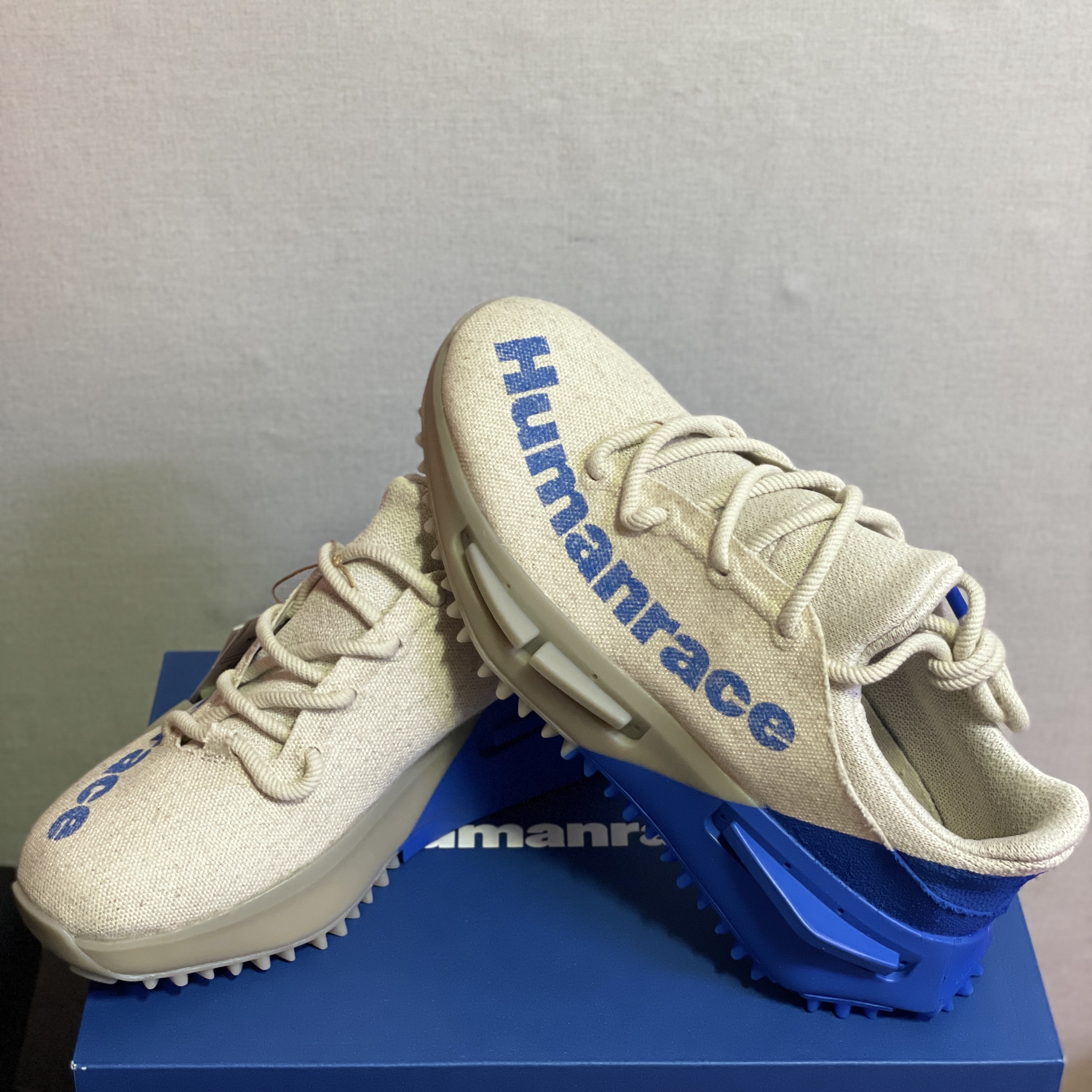 Adidas x Pharrell Williams Humanrace NMD S1 Mahbs Light Brown Bold Blue 착용 스타일 - 3