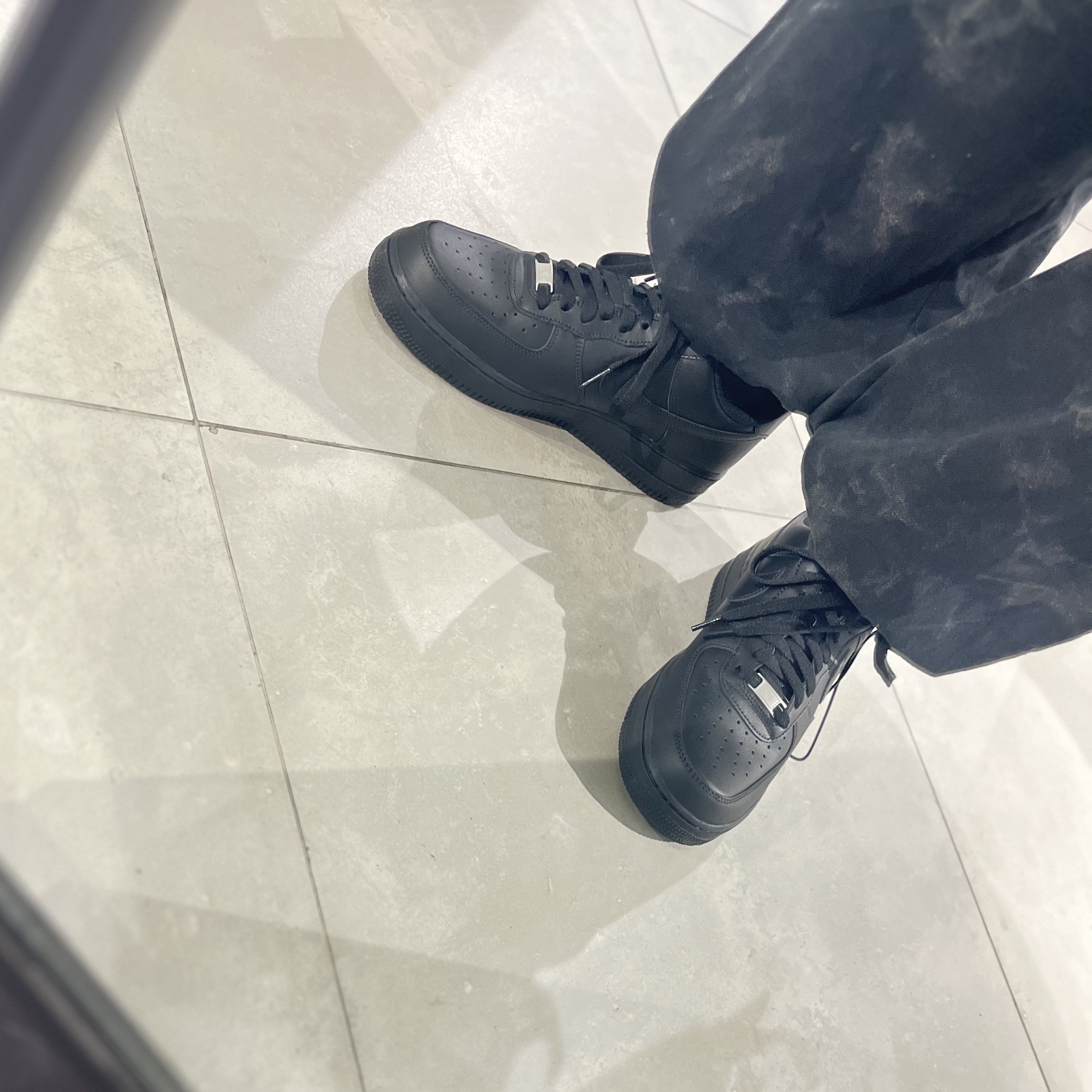 Nike Air Force 1 '07 Low Triple Black 착용 스타일