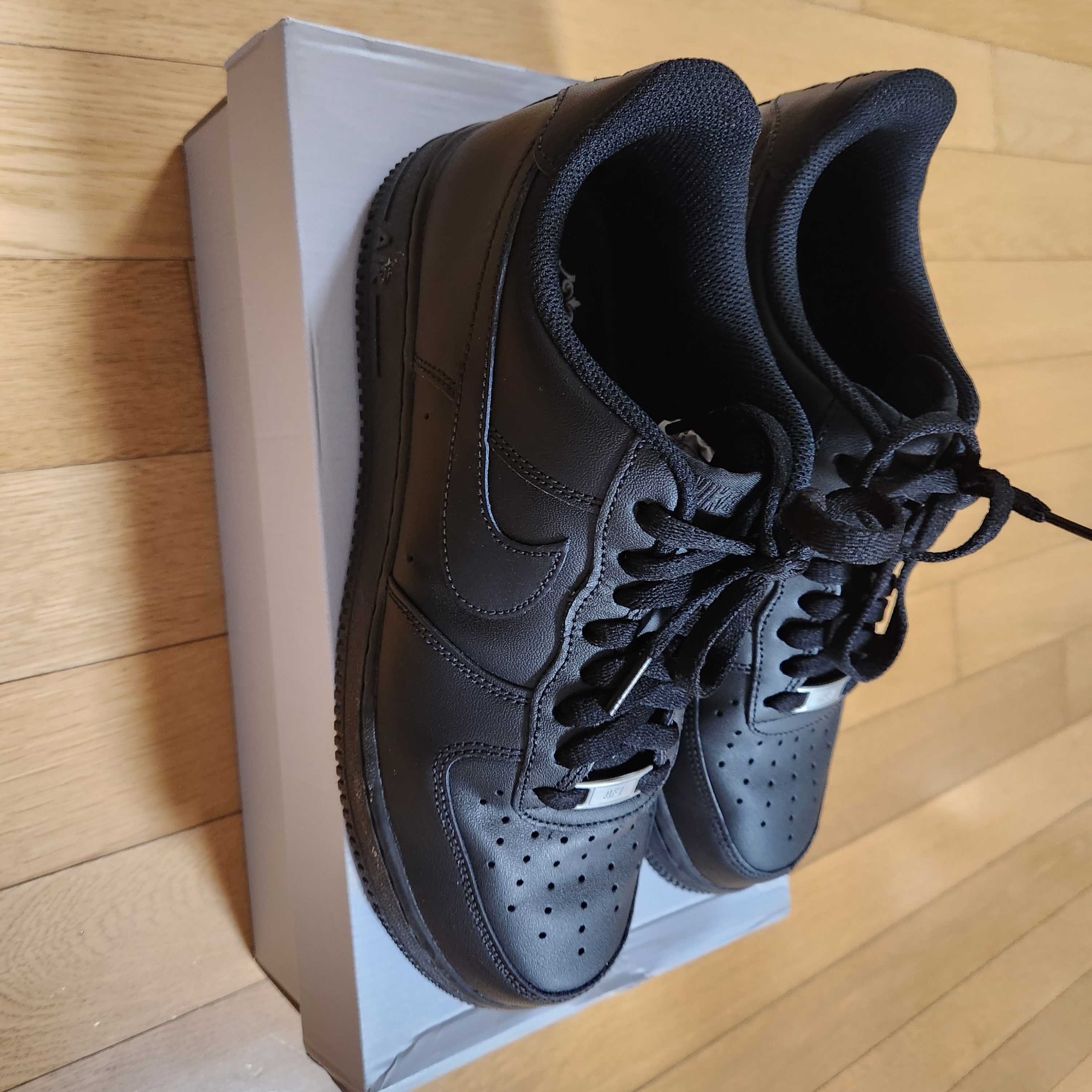 Nike Air Force 1 '07 Low Triple Black 착용 스타일