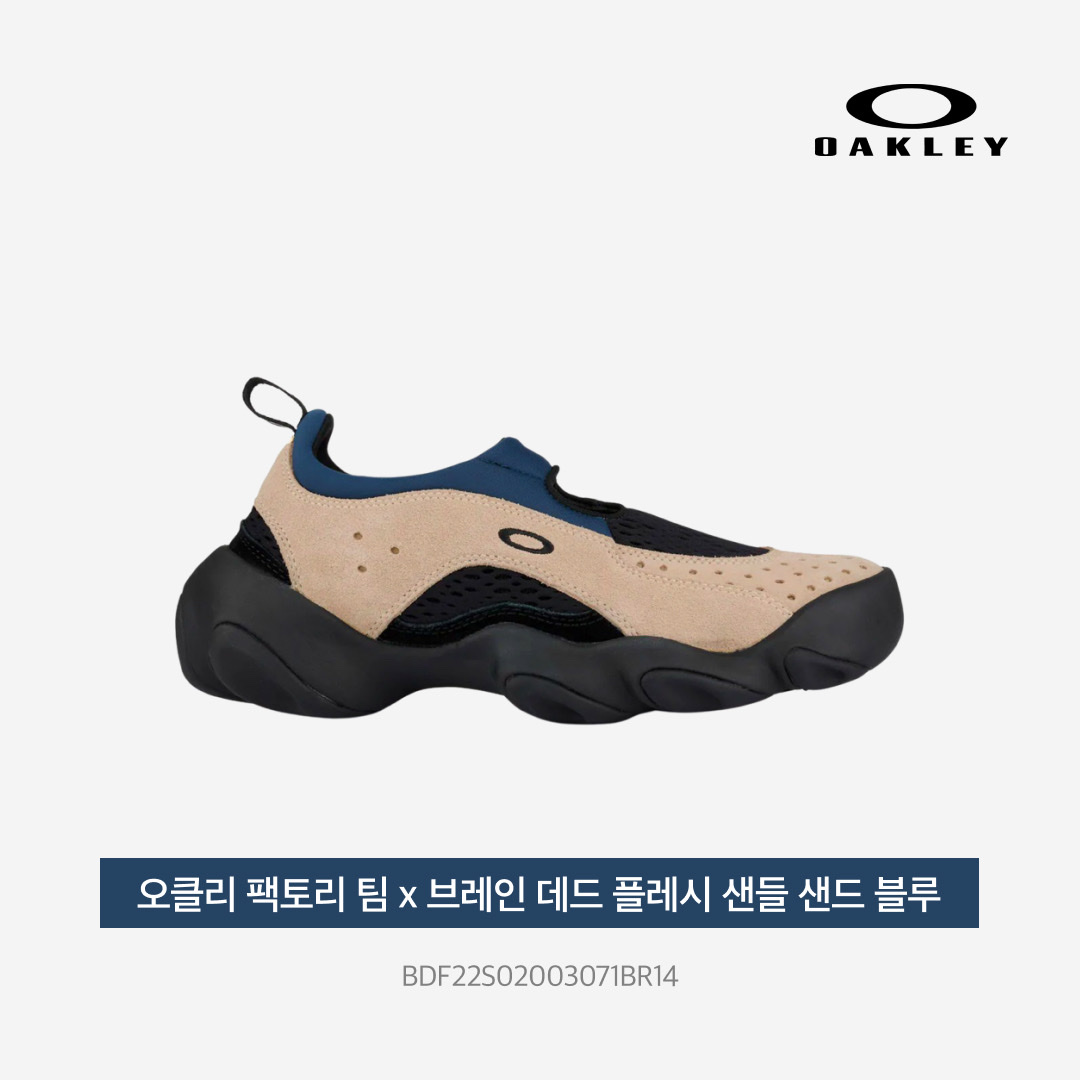 Prada Re-Nylon and Saffiano Leather Shoulder Bag Black, Oakley Factory Team x Brain Dead Flesh Sandal Sand Blue 착용 스타일 - 5