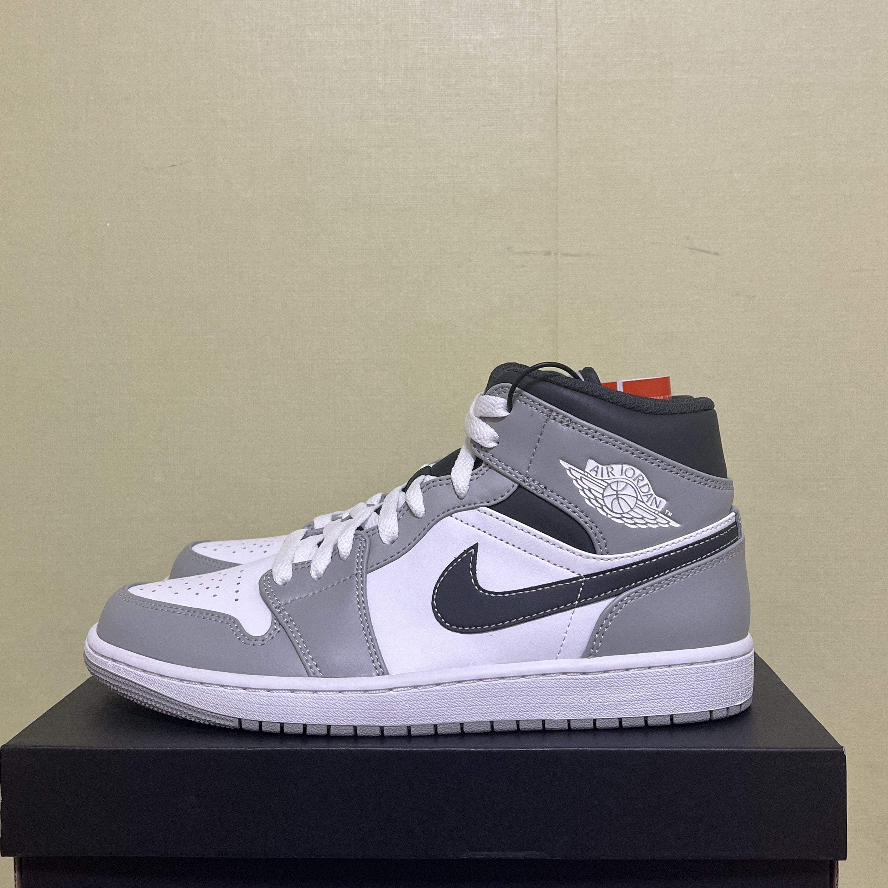 Jordan 1 Mid Light Smoke Grey Anthracite 착용 스타일 - 2