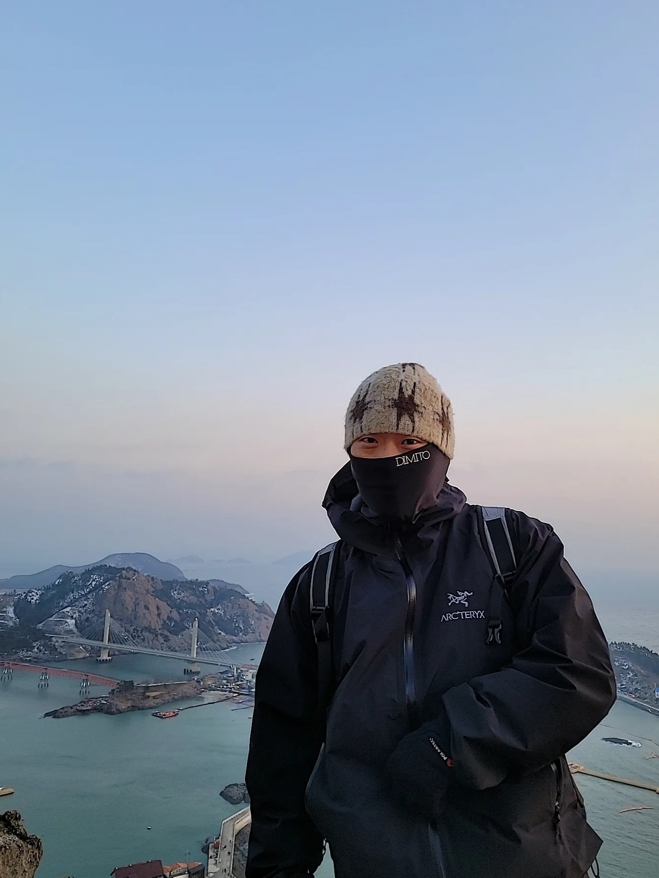 Arc'teryx Zeta SL Jacket Black, New Balance x JJJJound 990v3 Brown Black 착용 스타일 - 1