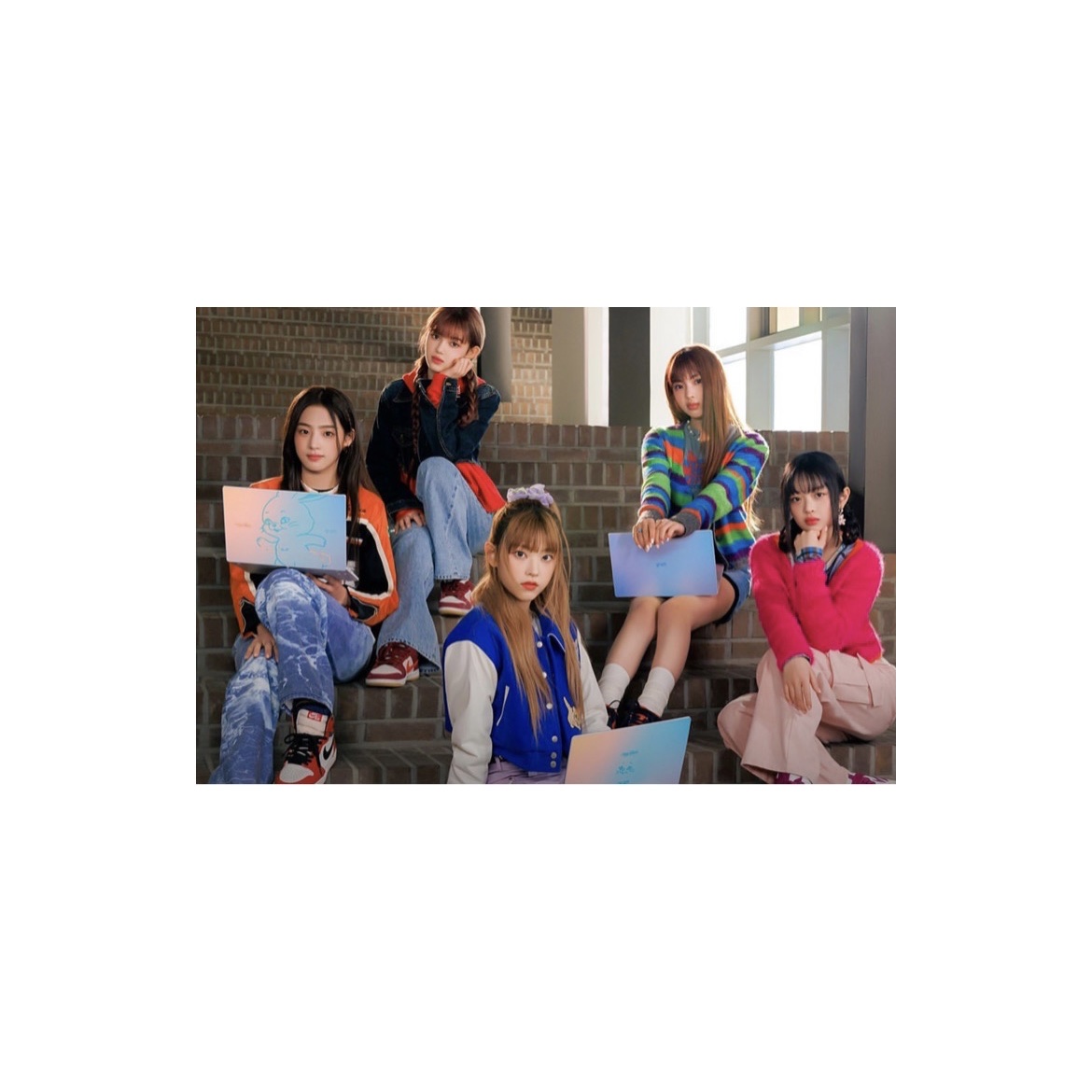 LG Gram Style NewJeans Limited Edition Mini Bunny i5-1340P 256GB SSD / 16GB Aurora White (Korean Ver.), LG Gram Style NewJeans Limited Edition Big Bunny i5-1340P 256GB SSD / 16GB RAM Aurora White (Korean Ver.) 착용 스타일 - 2
