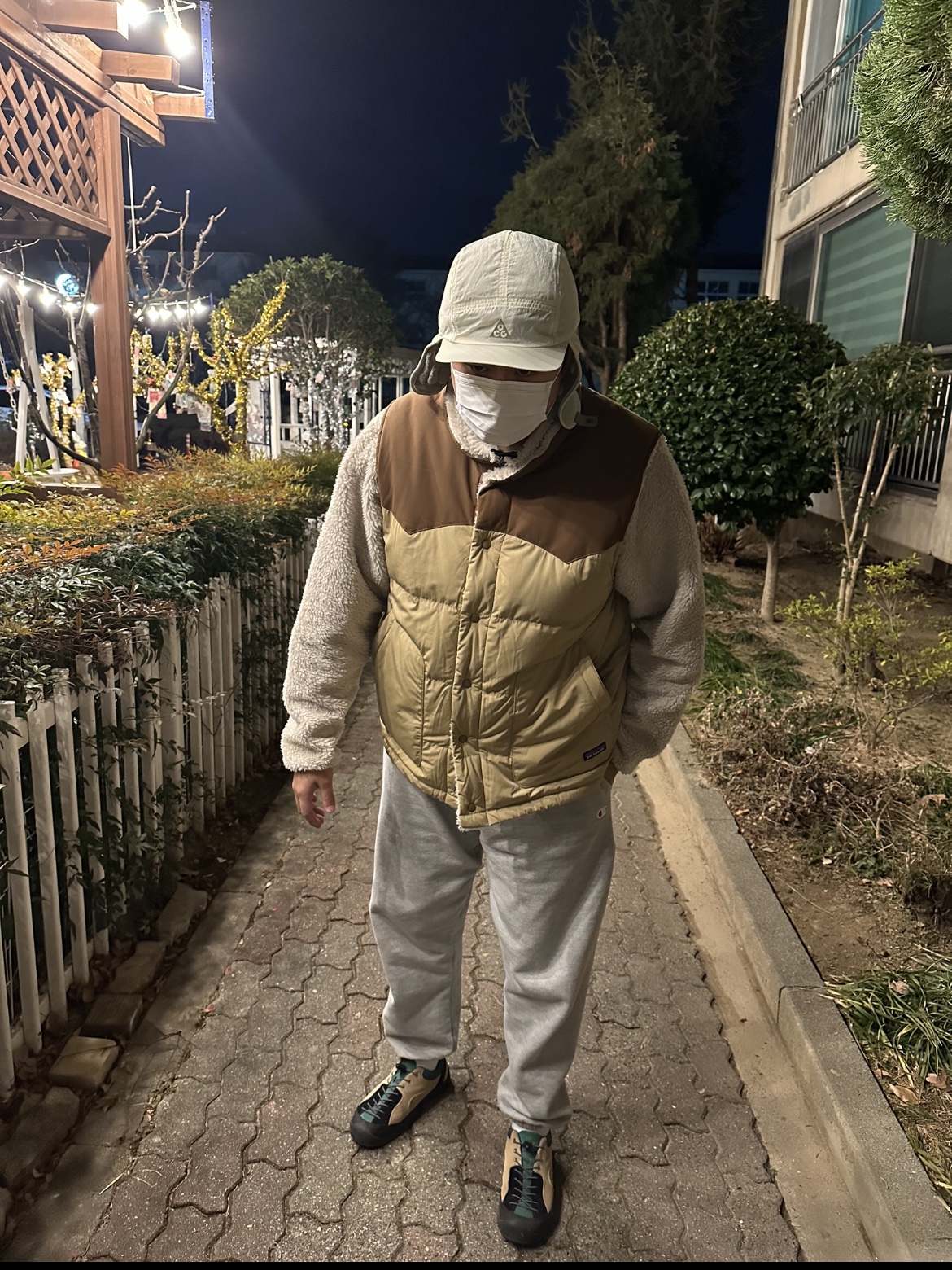 Nike ACG Warm AW84 Cap Light Stone, Patagonia Classic Retro-X Jacket Natural 착용 스타일