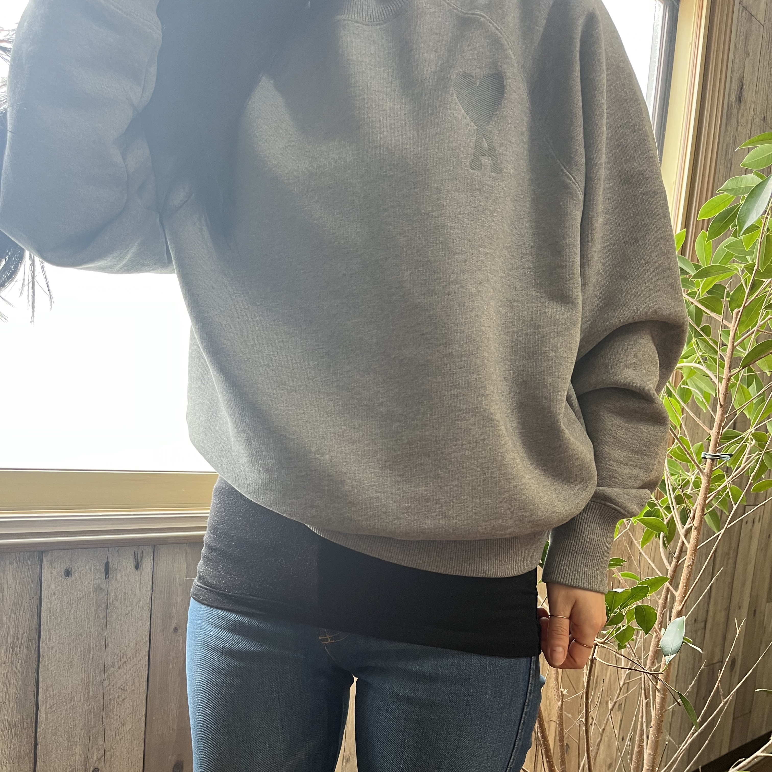 AMI de Coeur Tone-On-Tone Sweatshirt Heather Grey 착용 스타일