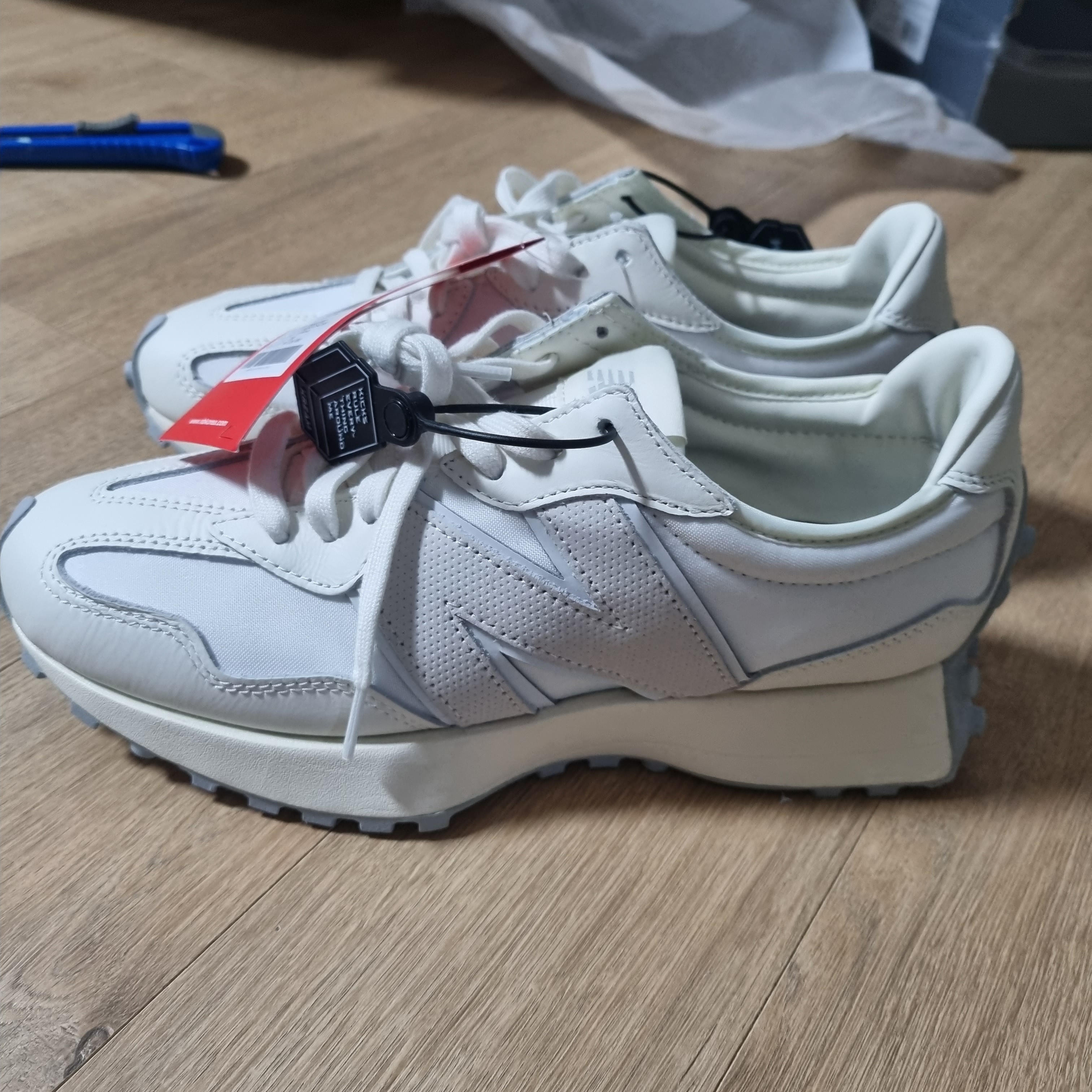 New Balance 327 Shifted White Pack 착용 스타일 - 2