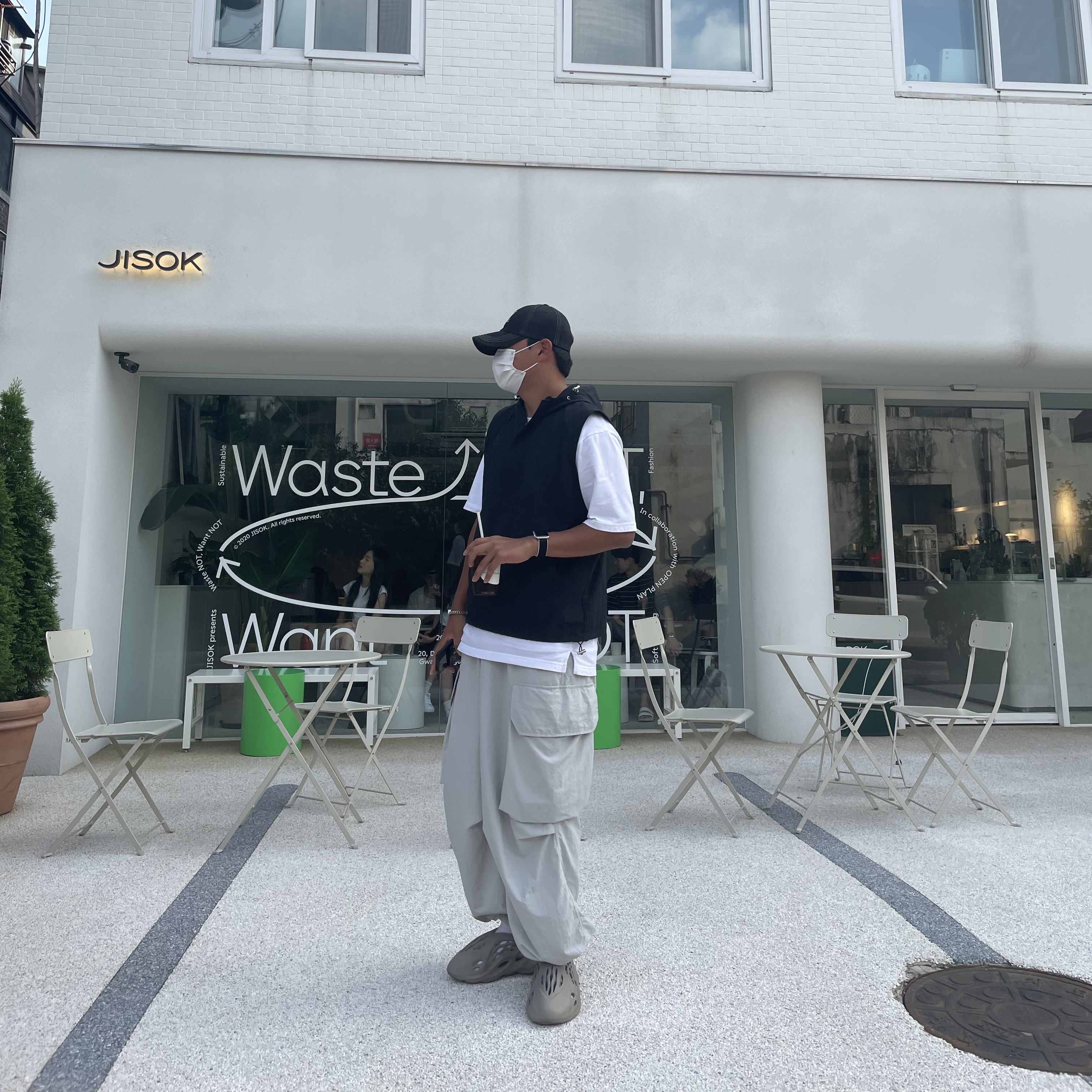 Adidas Yeezy Foam RNNR Stone Sage 착용 스타일